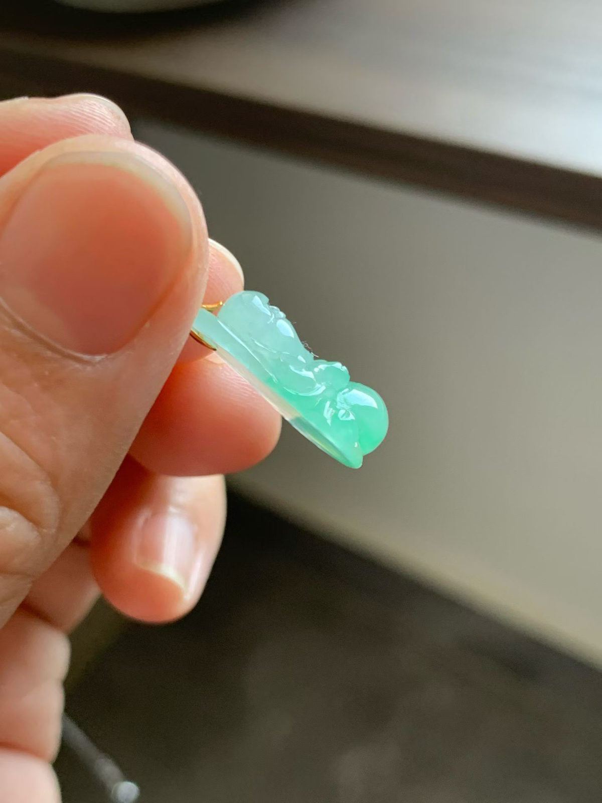 绿水底小佛公
裸石18.5*14.9*6 整体长度24.5mm
18k金钻石扣头