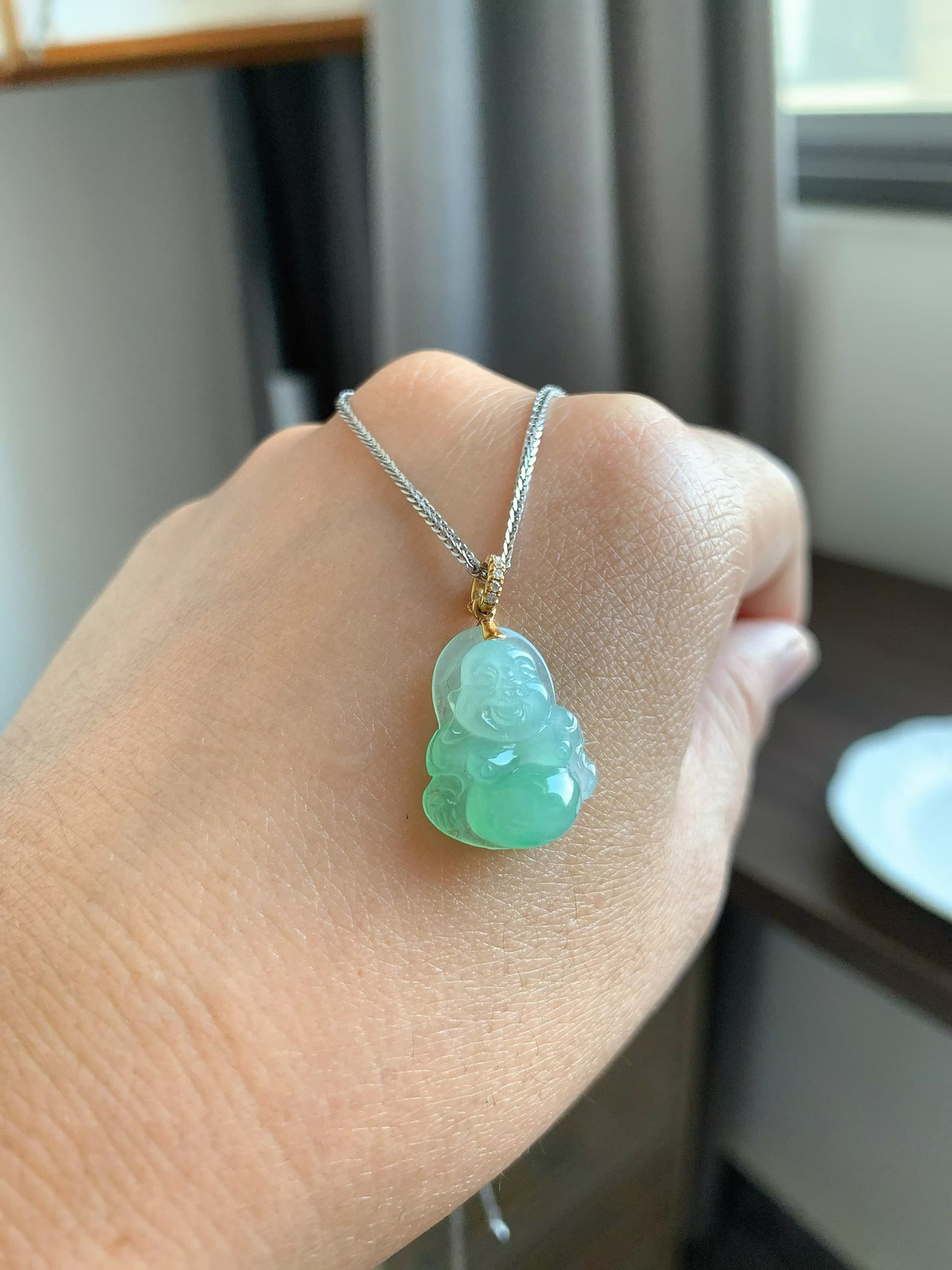 绿水底小佛公
裸石18.5*14.9*6 整体长度24.5mm
18k金钻石扣头