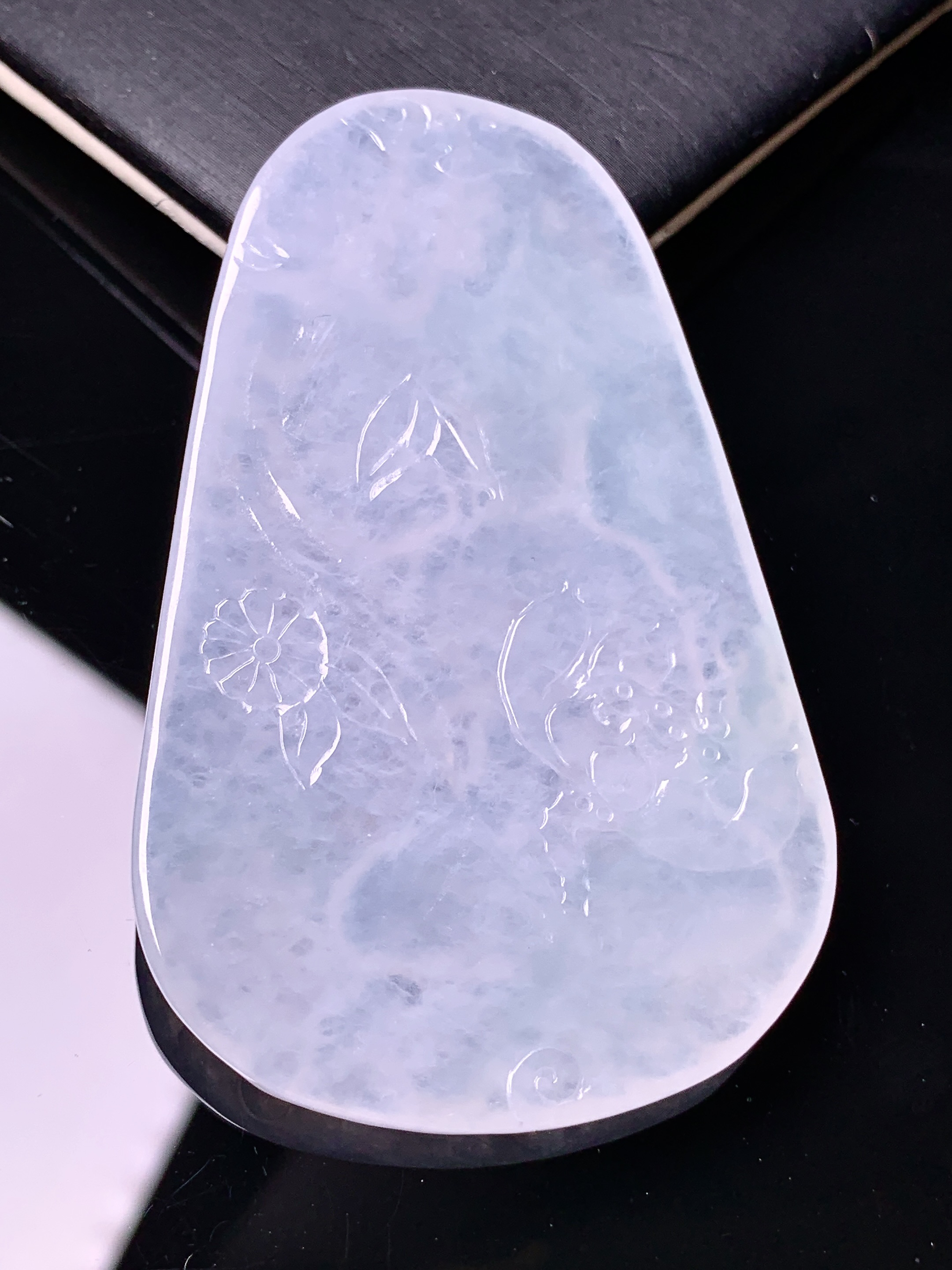 冰种观音菩萨吊坠 玉质细腻 色泽艳丽清新 水润亮眼 整体尺寸63.2*40.8*5.8d1