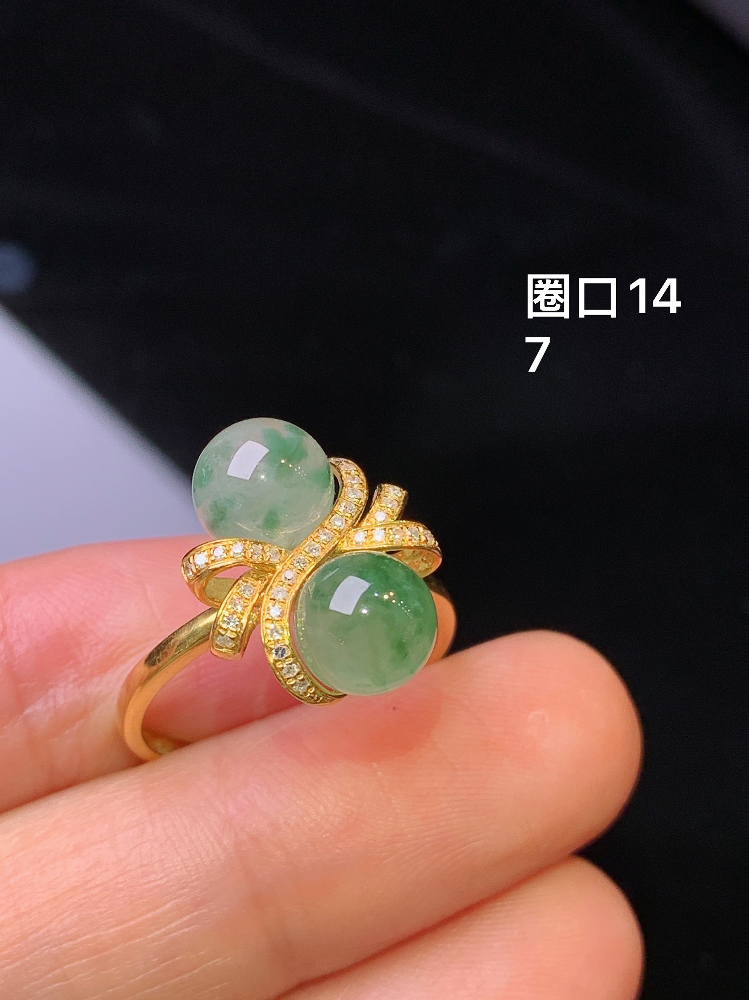 18k金钻镶嵌飘绿圆珠戒指 玉质细腻 色泽艳丽 圈口14 整体尺寸7t1