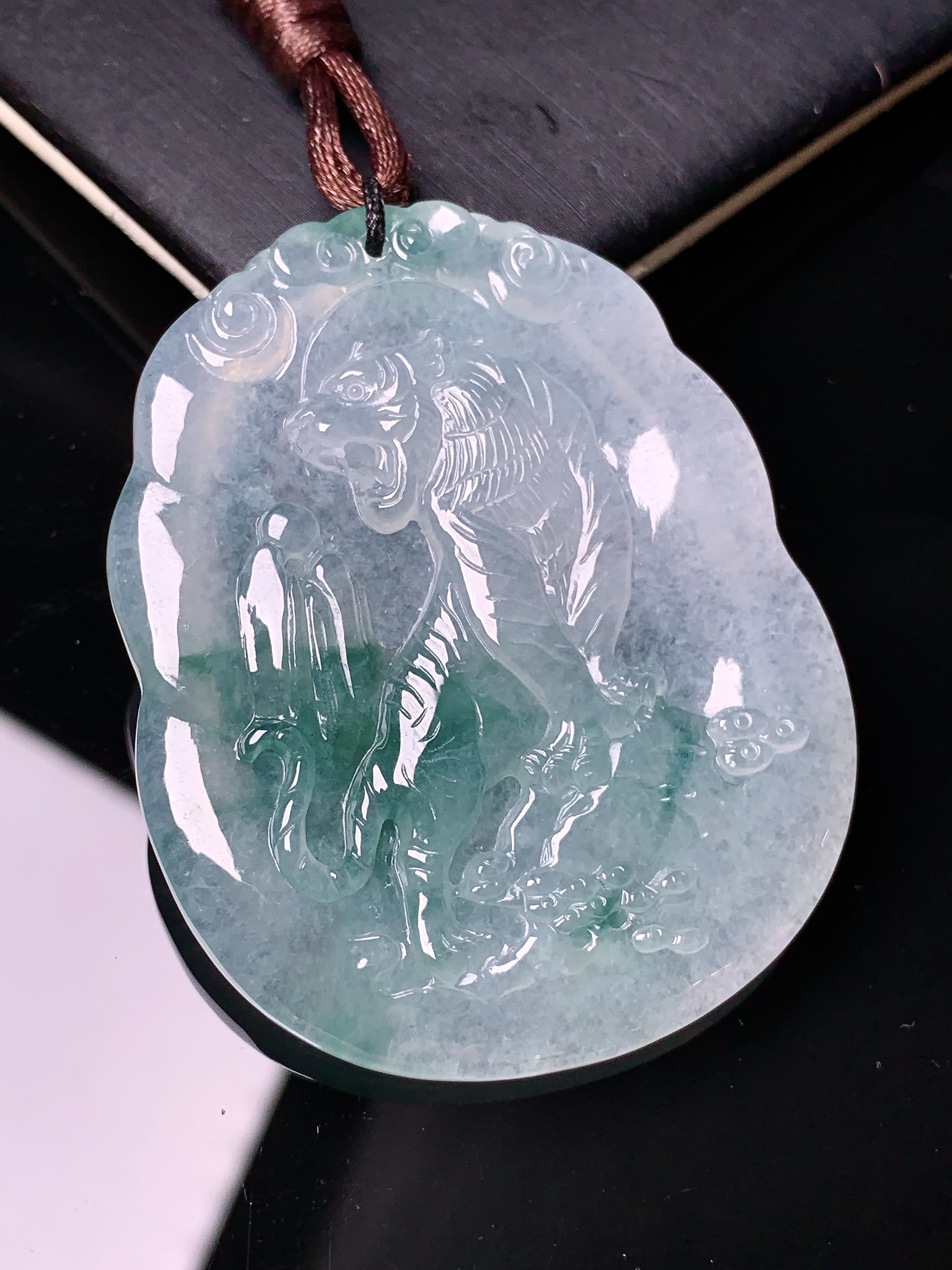 飘绿生肖虎吊坠 玉质细腻 色泽艳丽清新 水润亮眼 整体尺寸50*40.5*5.3b2