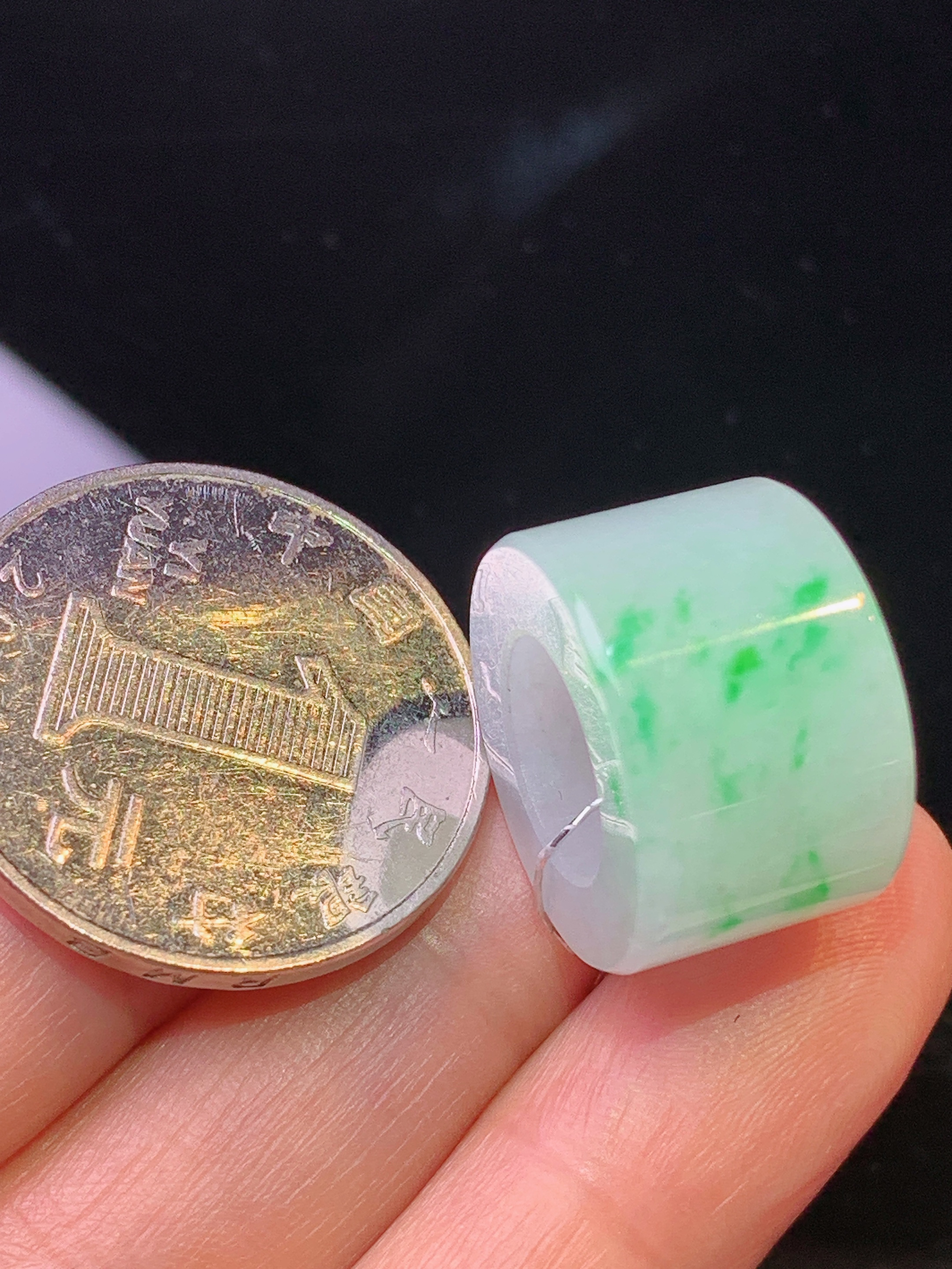 飘绿路路通吊坠 玉质细腻 色泽艳丽清新 水润亮眼 整体尺寸18.2*12*4j1