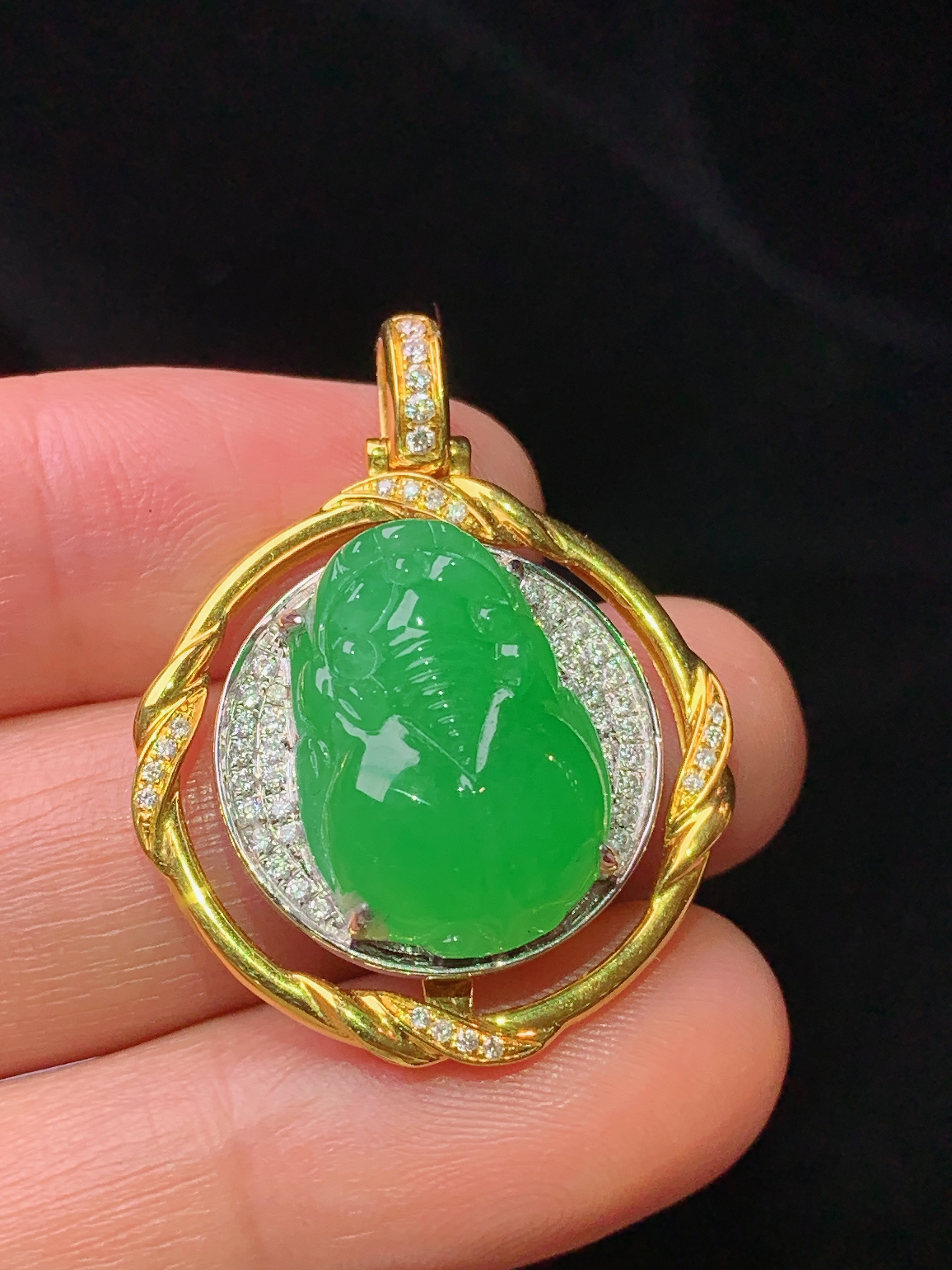 18k金钻镶嵌满绿貔貅吊坠 玉质细腻 色泽艳丽 整体尺寸33*25*9.8t3