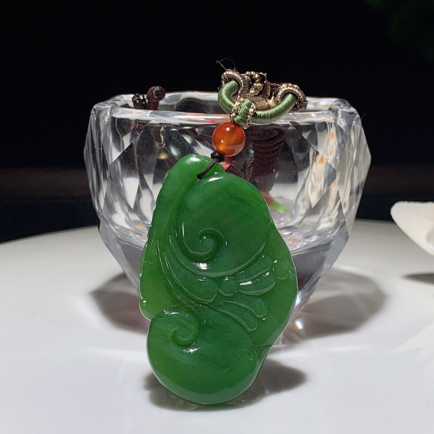 和田玉阳绿俄罗斯碧玉如意挂件。尺寸45/28/9重21.5克。玉质细腻油润。手推出油。佩戴高端典雅。lt260310