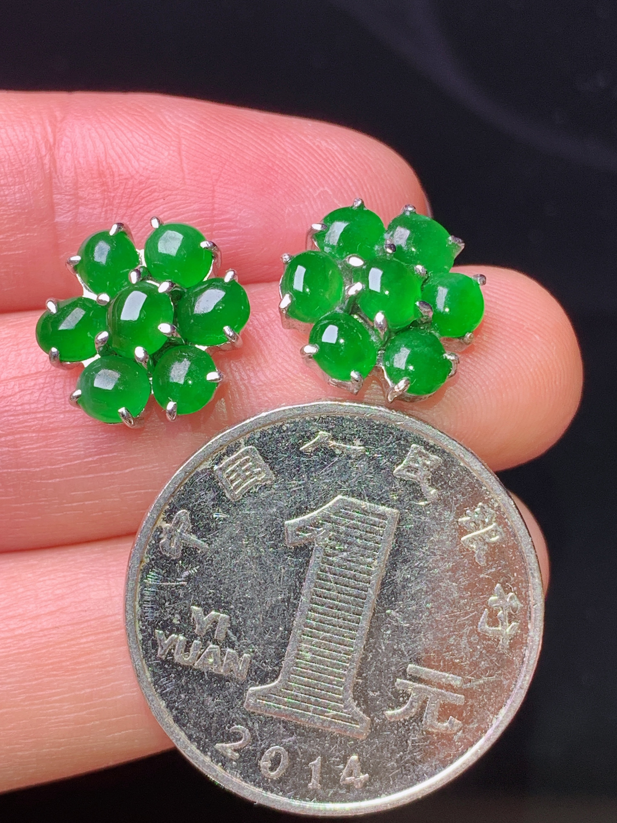 18k金钻镶嵌满绿蛋面耳钉 玉质细腻 色泽艳丽 整体尺寸12.5*5