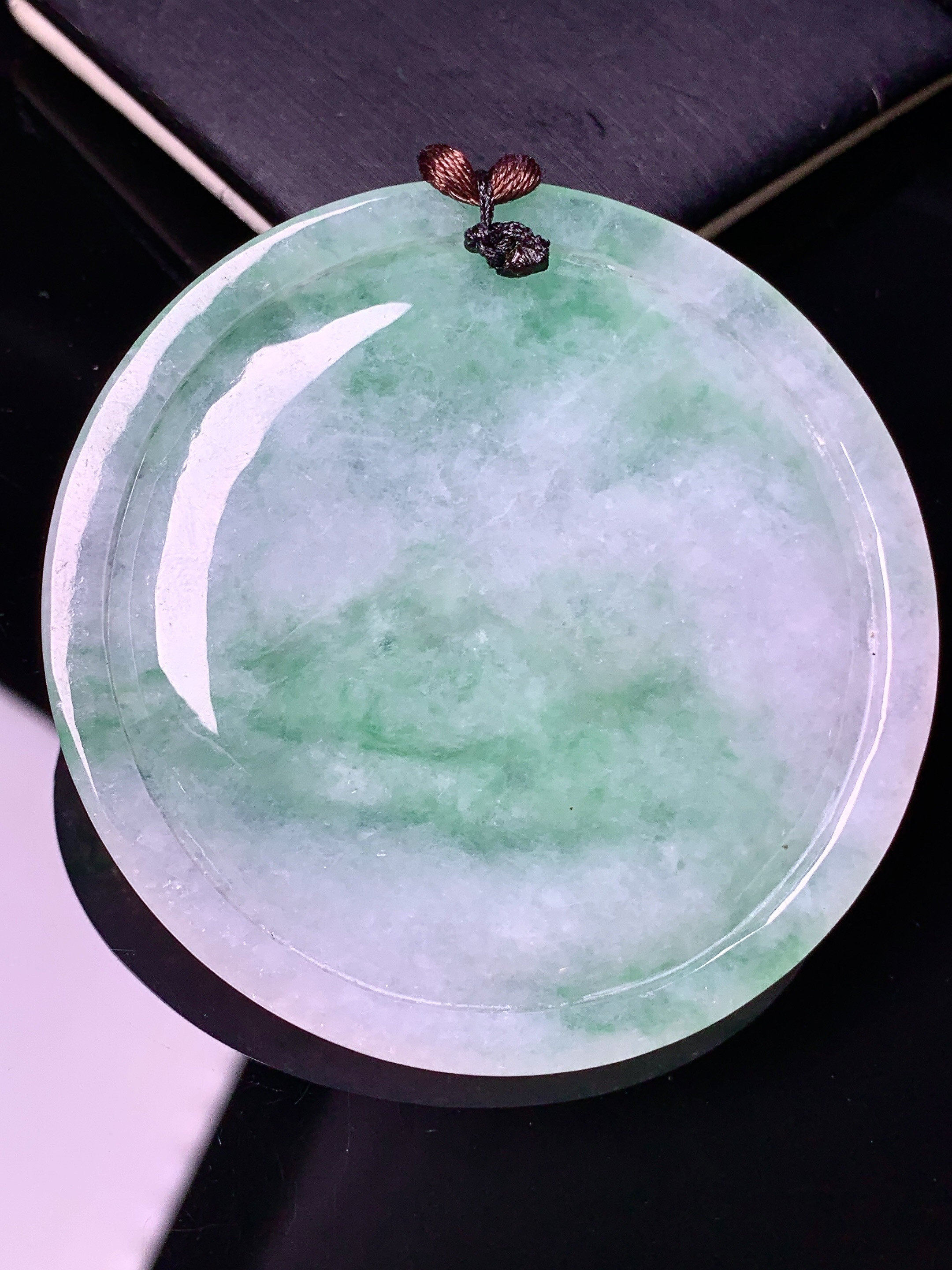 飘绿万马奔腾牌吊坠 玉质细腻 色泽艳丽清新 水润亮眼 整体尺寸56.6*5.6b2