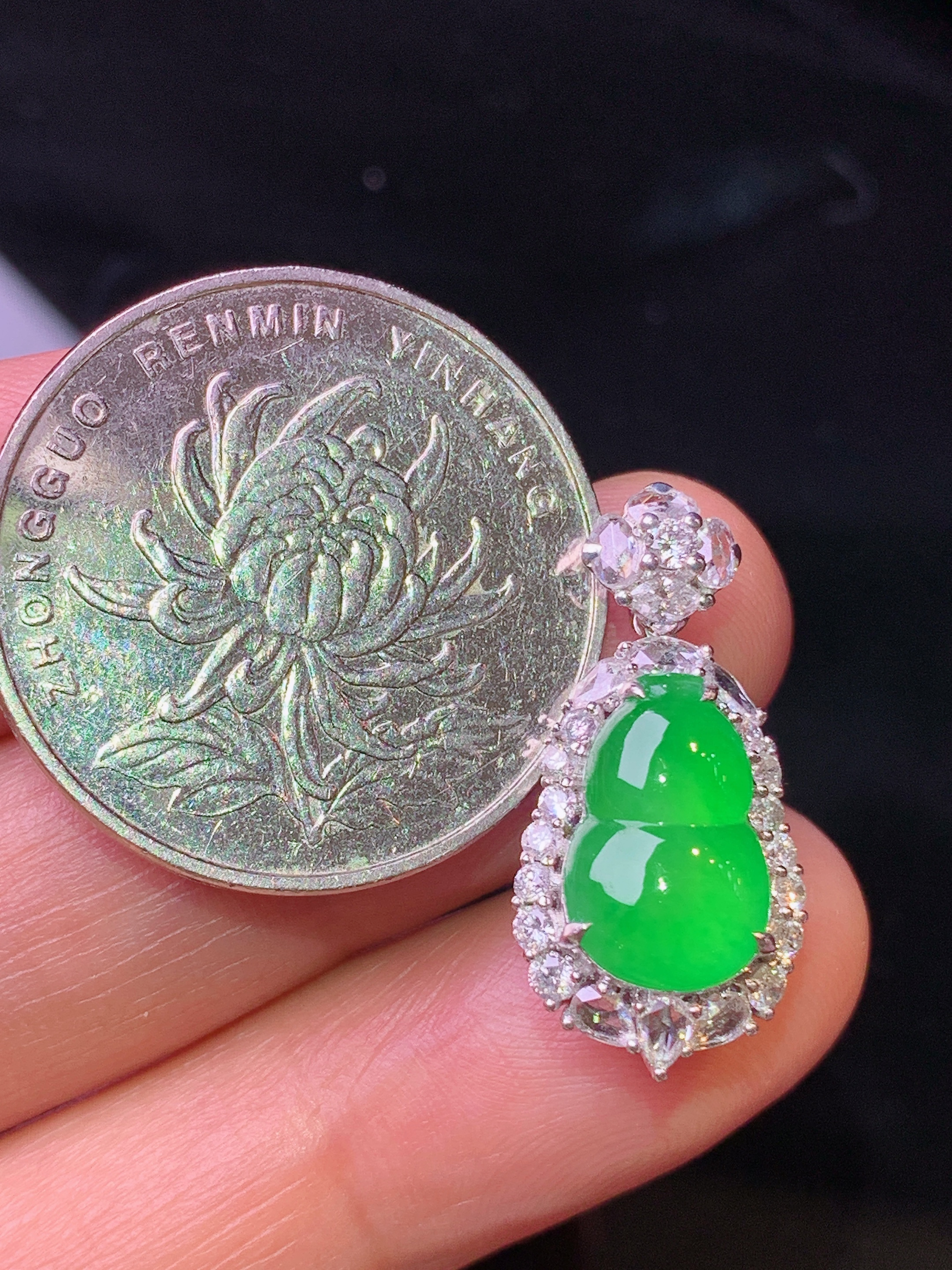 18k金钻镶嵌满绿葫芦吊坠 玉质细腻 色泽艳丽 整体尺寸23.3*11.3*8.8t2