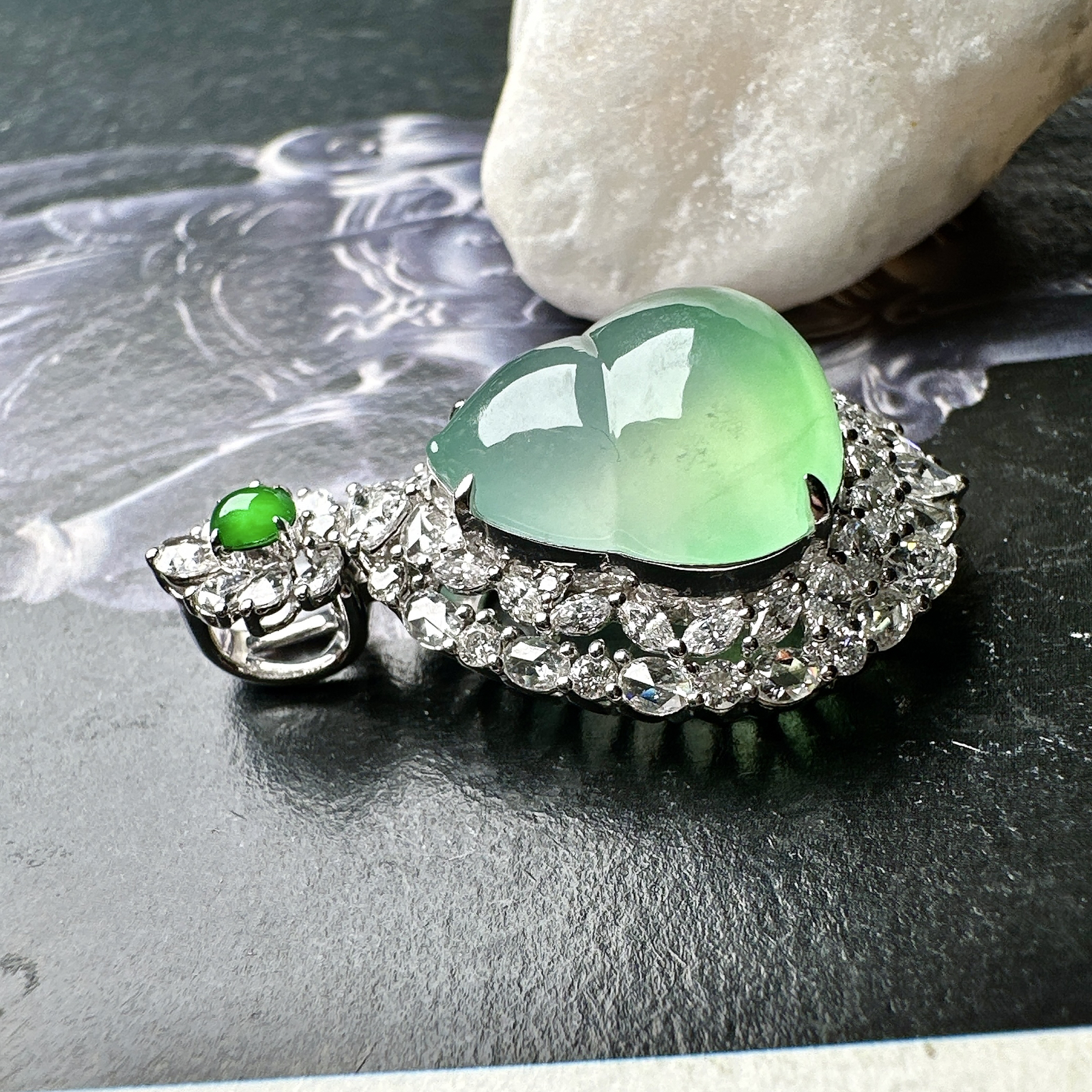 【冰种飘绿葫芦吊坠】质地细腻清爽，荧光感强烈，起刚光强烈，18K金钻镶嵌，裸石尺寸15.5*14.1*6.6毫米