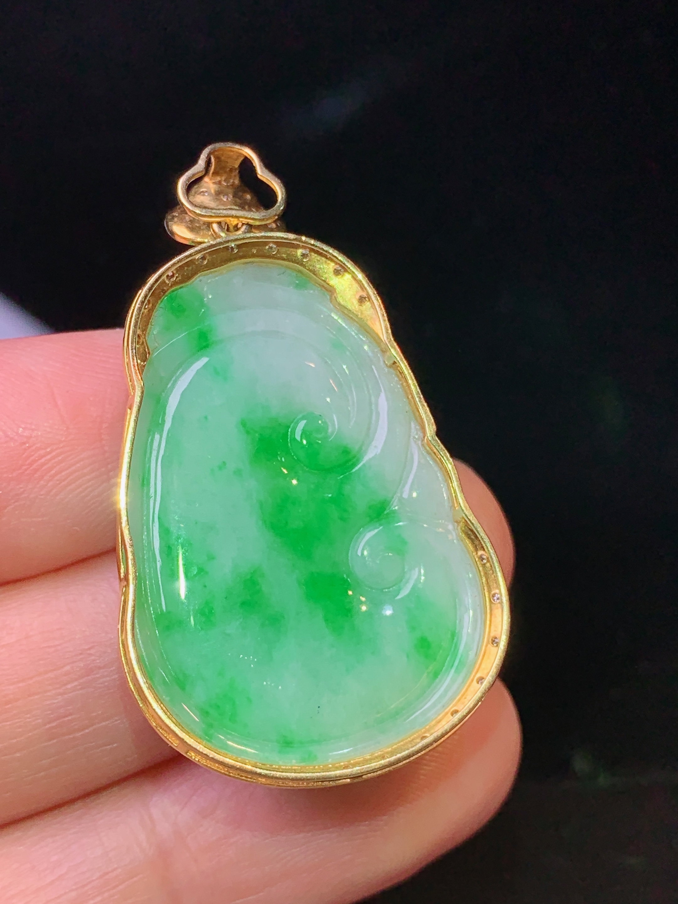 18k金钻镶嵌翠绿如意吊坠 玉质细腻 色泽艳丽清新 水润亮眼 整体尺寸38.5*22.5*6j1