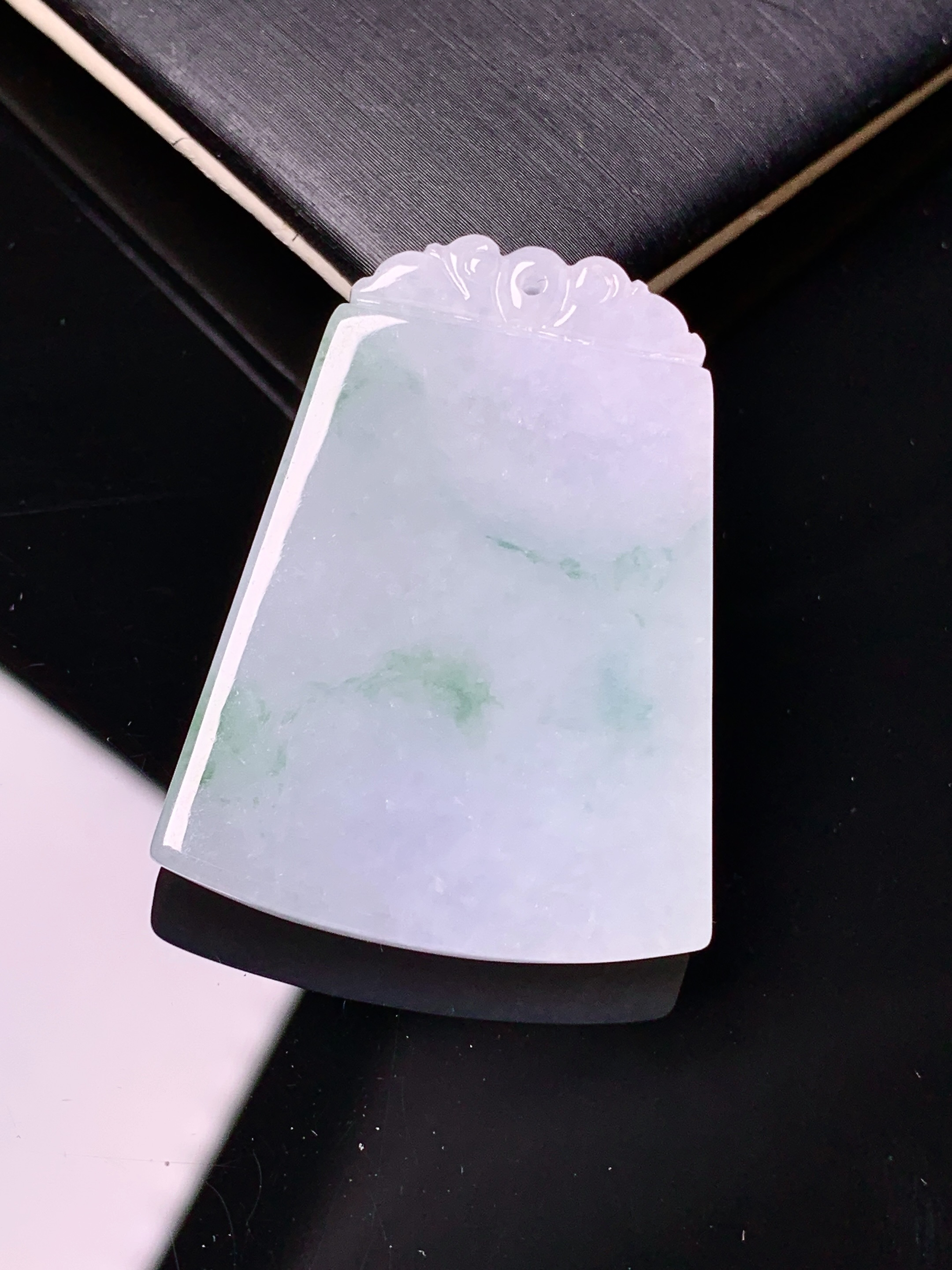 飘绿无事牌吊坠 玉质细腻 色泽艳丽清新 水润亮眼 整体尺寸37.5*28.2*5.3d1