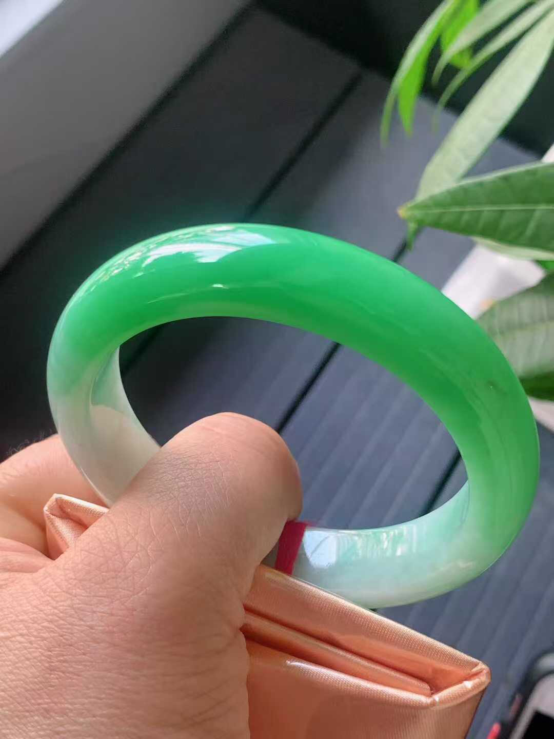 【翡翠名称】老坑种冰阳绿57正圈口手镯
【翡翠尺寸】57/13.2/8.2mm适合56-58正圈口佩戴
【翡翠描述】宝贝种老水足，玉质细腻，色泽靓丽，性价比高，佩戴效果好！
【其它赠送】权威证书/精美挂绳盒子/支持全国复检