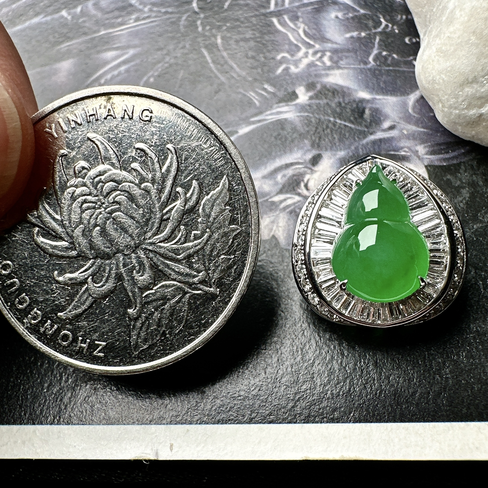 【冰种满绿葫芦吊坠、手链两用款】质地细腻，冰润起光，胶感强烈，冰感明显，18K金钻精美镶嵌，裸石尺寸11.3*7.8*5.3毫米