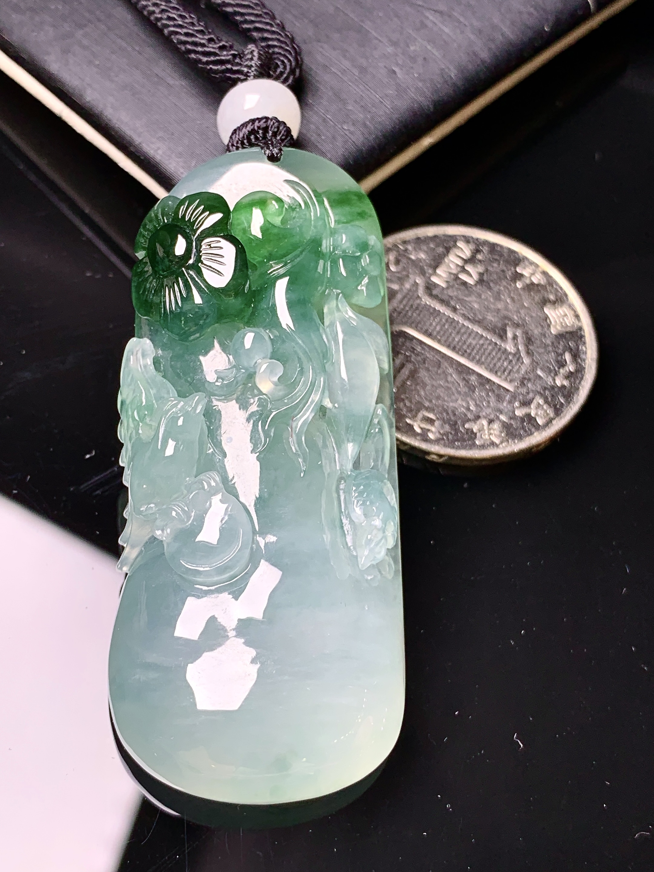 飘绿花开富贵吊坠 玉质细腻 色泽艳丽清新 水润亮眼 整体尺寸52.5*25.6*10.2L1
