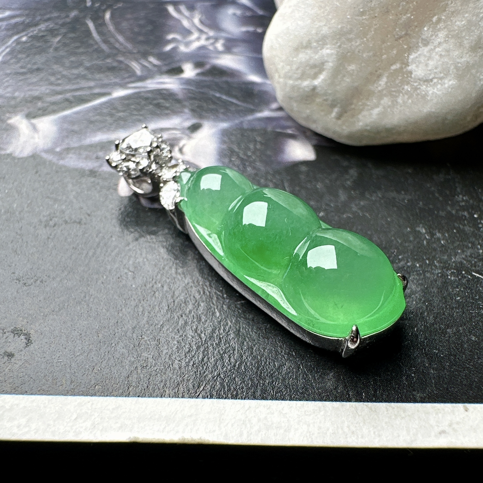 【冰种绿福豆吊坠】种地上乘，冰感十足，通透起光，饱满圆润，收藏品质，18k金钻镶嵌，裸石尺寸19.6