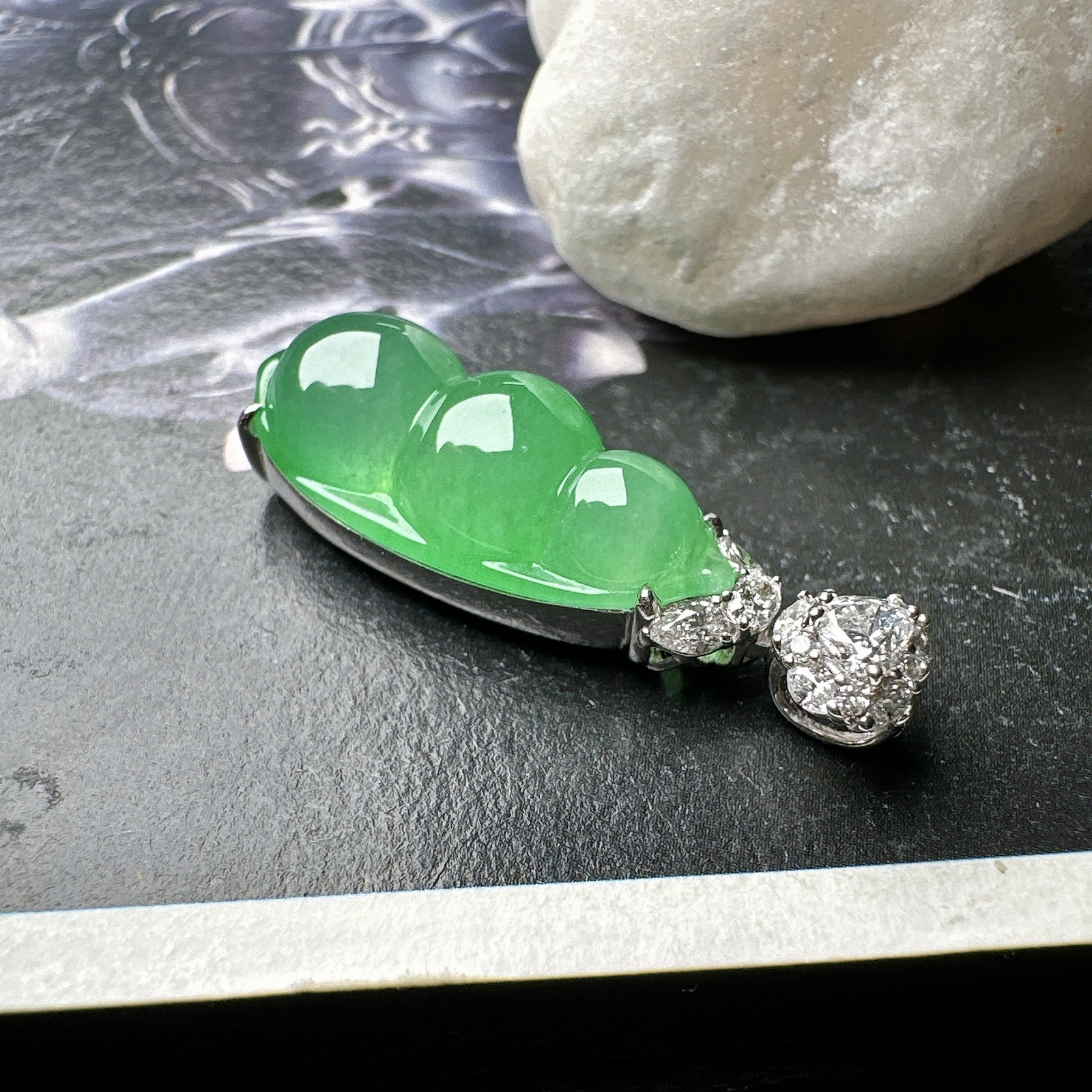 【冰种绿福豆吊坠】种地上乘，冰感十足，通透起光，饱满圆润，收藏品质，18k金钻镶嵌，裸石尺寸19.6*8.5*6毫米