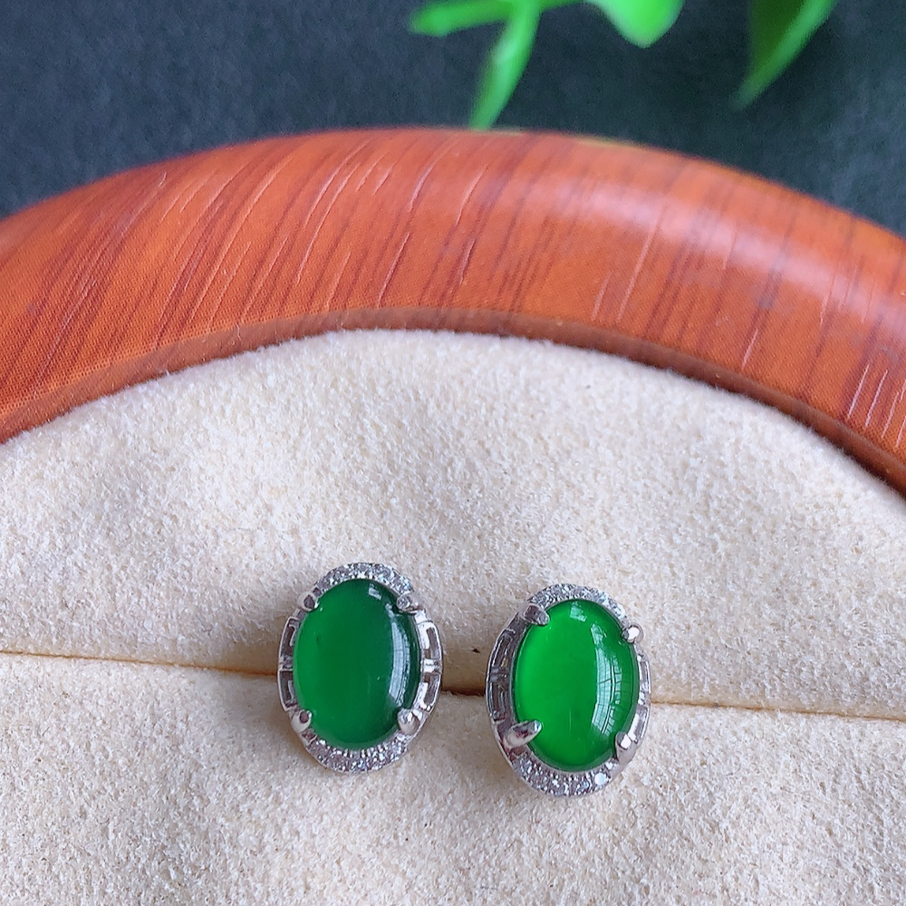 冰透满绿翡翠耳坠，自然光实拍，翠色灵动，颜色漂亮，种老水足，品相佳，佩戴佳品！W815.9  取一尺寸：9.8-7.8-3.5mm  裸石尺寸：8-6mm