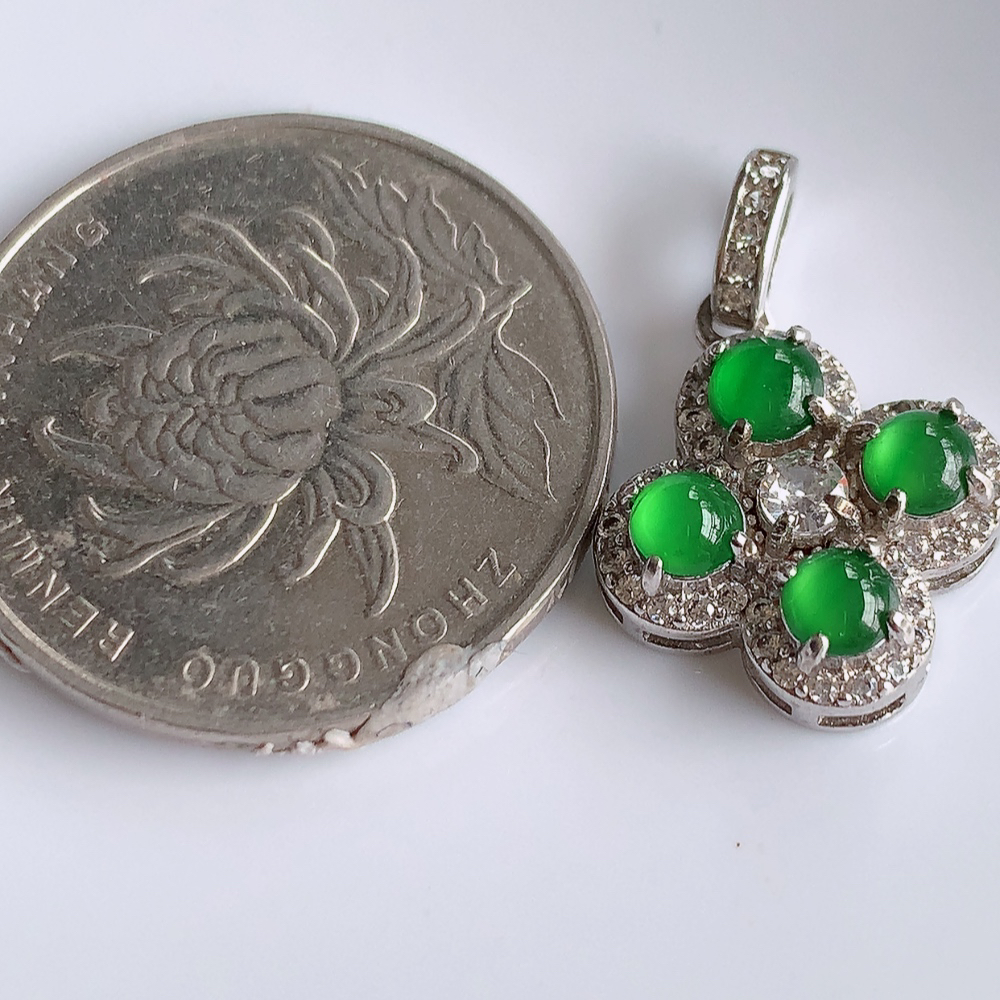 冰润满绿四叶草翡翠吊坠，平平安安，万事如意，沁人心脾，清秀高雅，925银镶  W481.9  整体尺寸：21.8-14.8-5.2mm   裸石尺寸：3.5mm