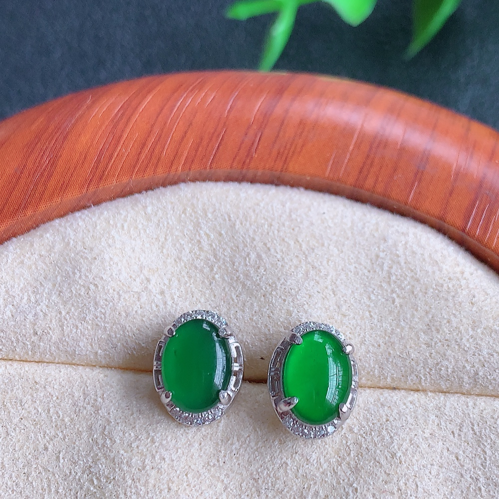 冰透满绿翡翠耳坠，自然光实拍，翠色灵动，颜色漂亮，种老水足，品相佳，佩戴佳品！W815.9  取一尺寸：9.8-7.8-3.5mm  裸石尺寸：8-6mm