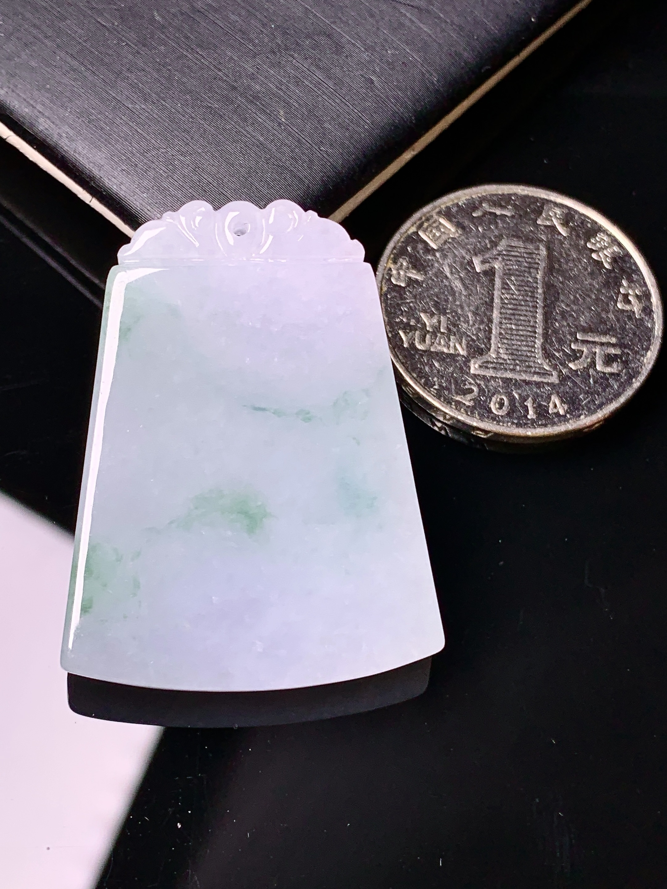 飘绿无事牌吊坠 玉质细腻 色泽艳丽清新 水润亮眼 整体尺寸37.5*28.2*5.3d1