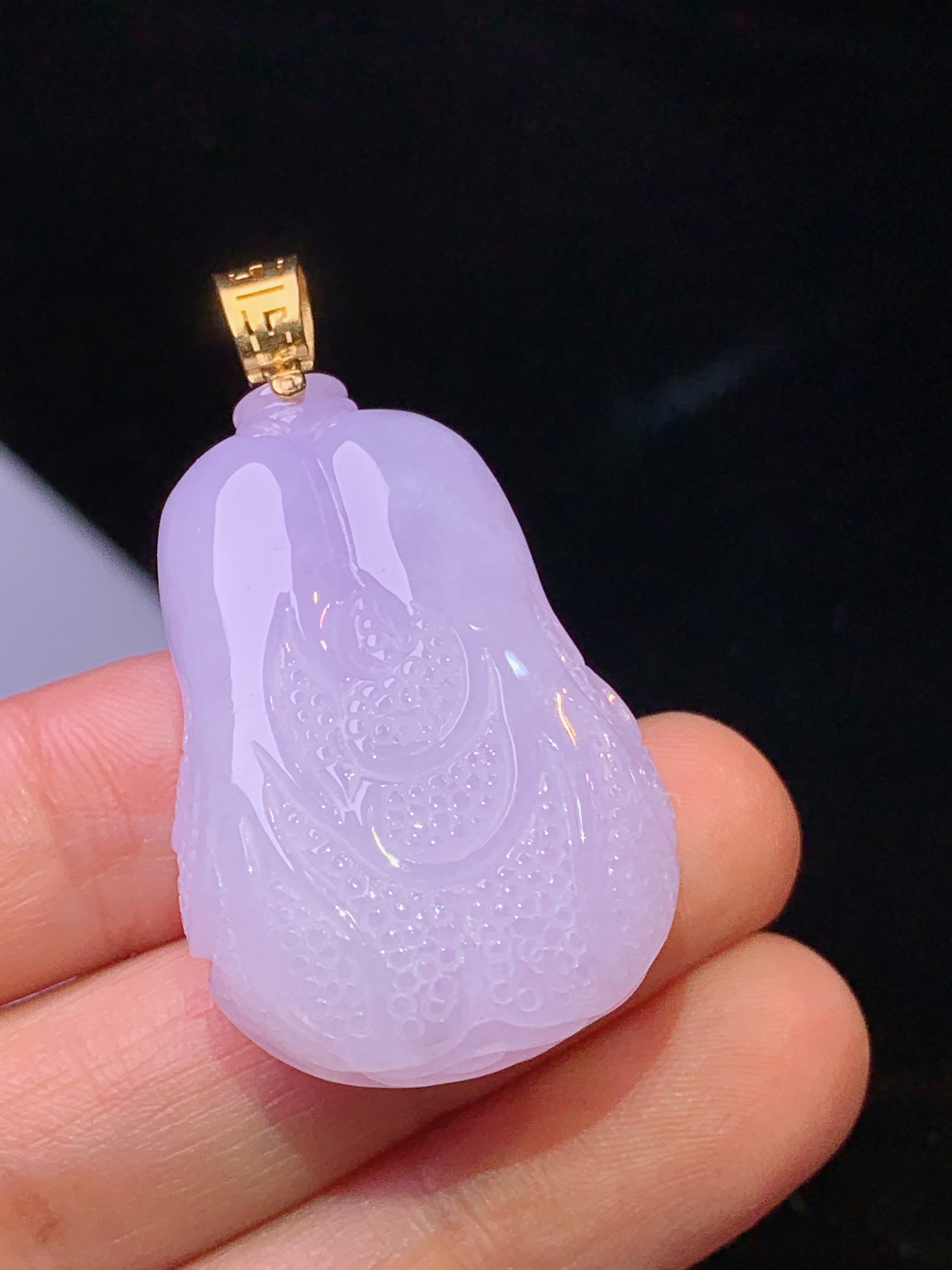 18k金镶嵌淡紫罗兰白菜吊坠 玉质细腻 色泽艳丽清新 水润亮眼 整体尺寸43.2*23.2*12.5