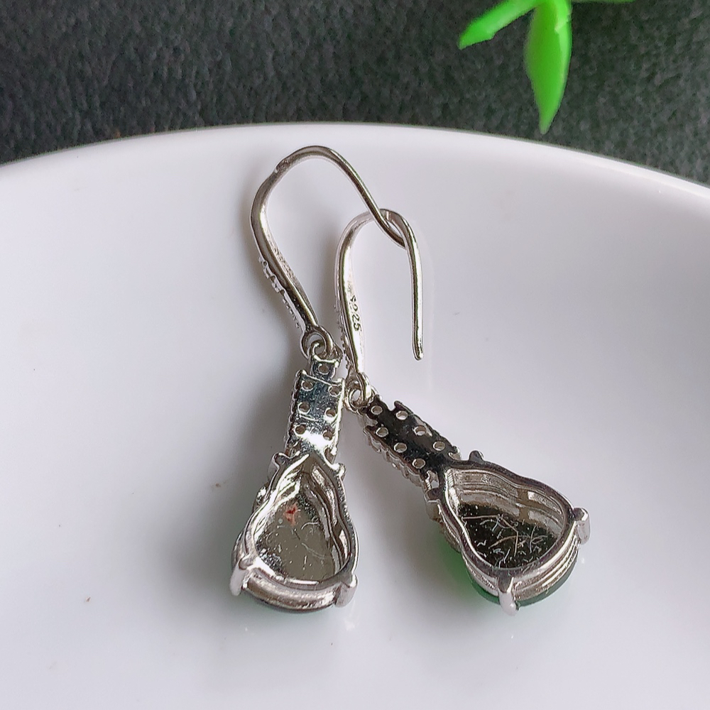 冰透满绿翡翠葫芦耳坠，自然光实拍，翠色灵动，颜色漂亮，种老水足，品相佳，佩戴佳品！W481.9  取一尺寸：20-7.8-4.8mm  裸石尺寸：10-7.8mm