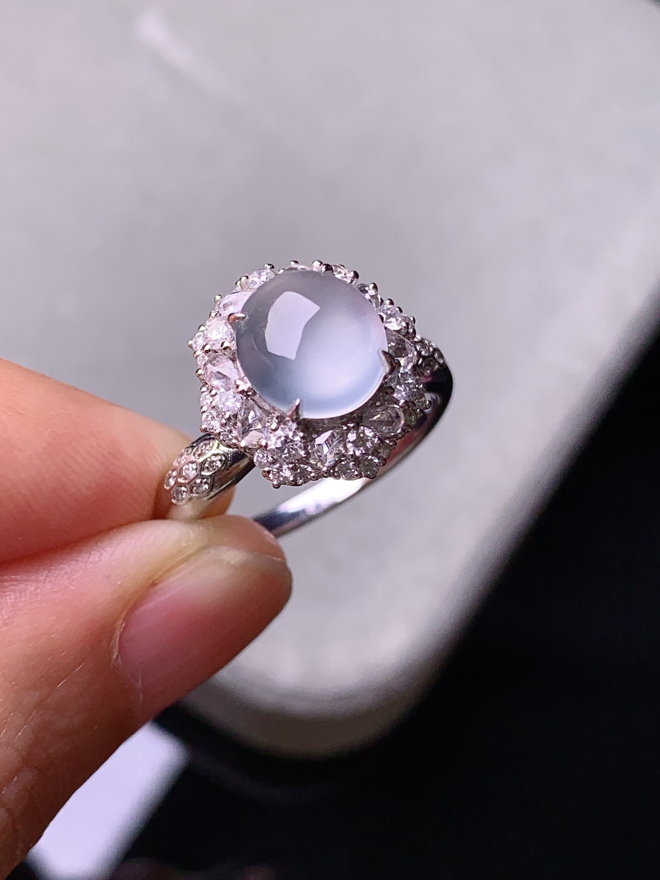 18k金钻镶嵌冰种蛋面戒指 玉质细腻 色泽艳丽 圈口13.5 整体尺寸13.3*13*10.7t1 