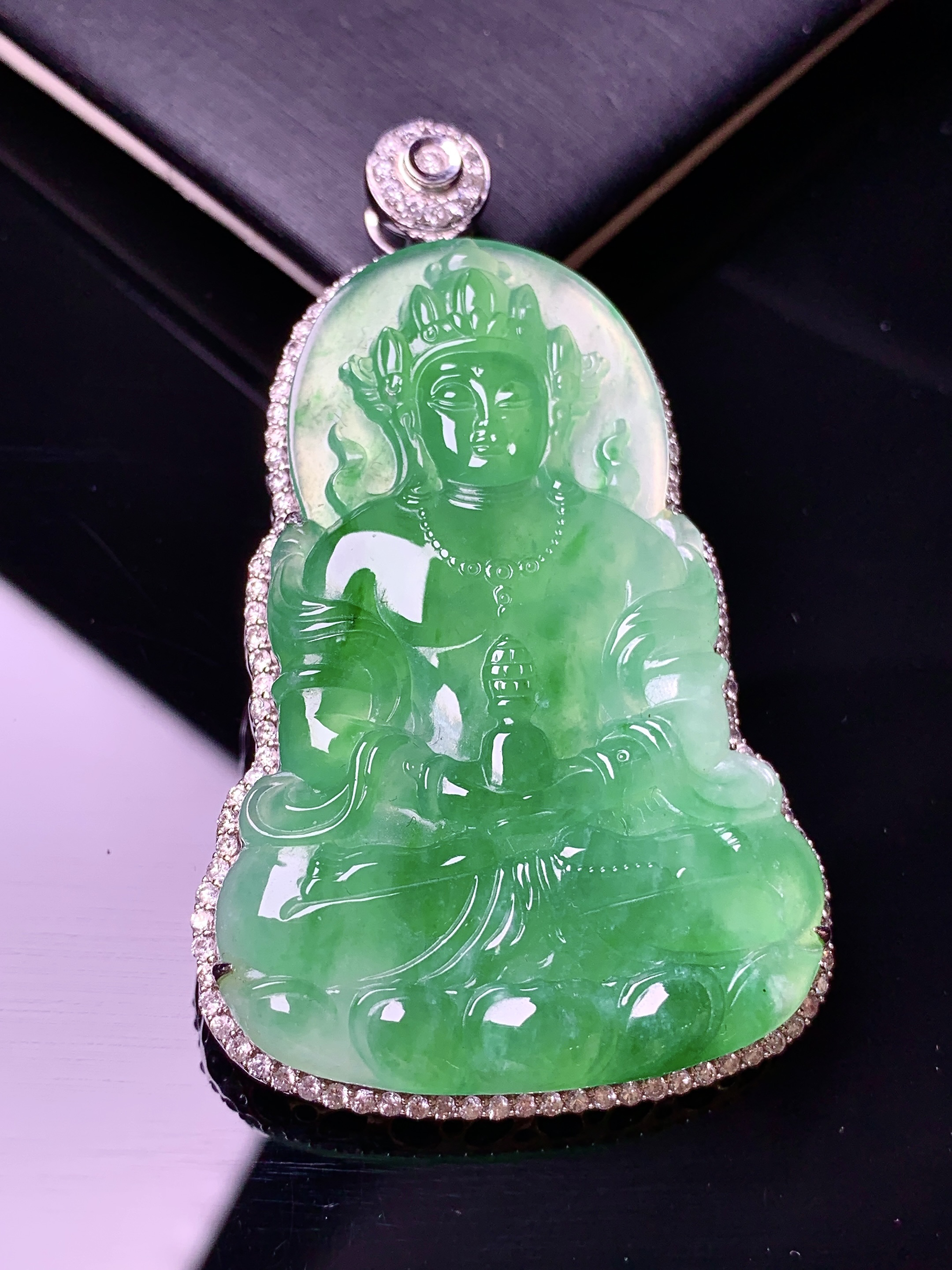 18k金钻镶嵌翠绿度母观音吊坠 玉质细腻 色泽艳丽 整体尺寸60.6*35.7*9.2t3