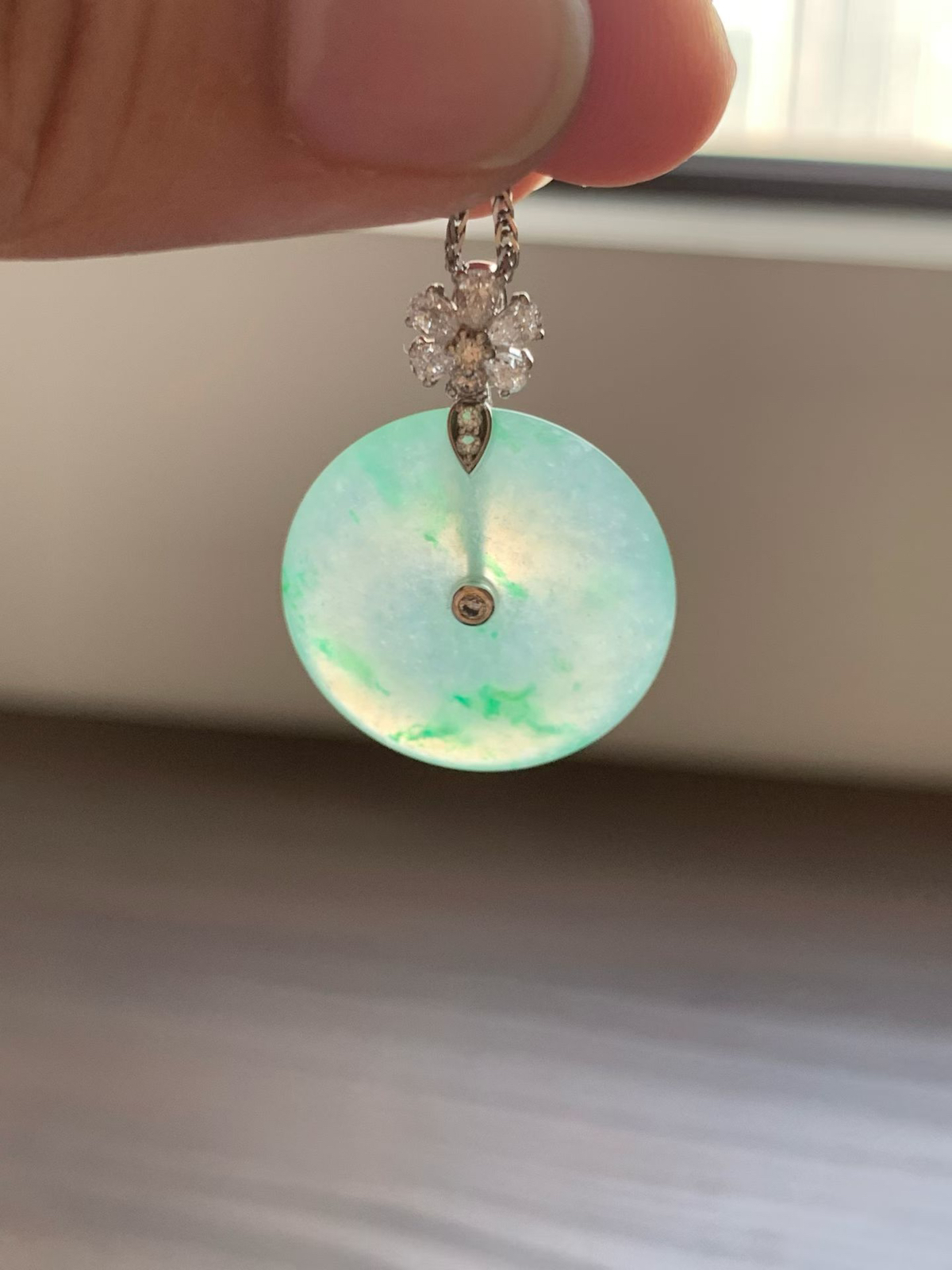 冰飘阳绿花平安扣

裸石22.8*22.8*4.5 整体长度30.6mm
18k金钻石镶嵌