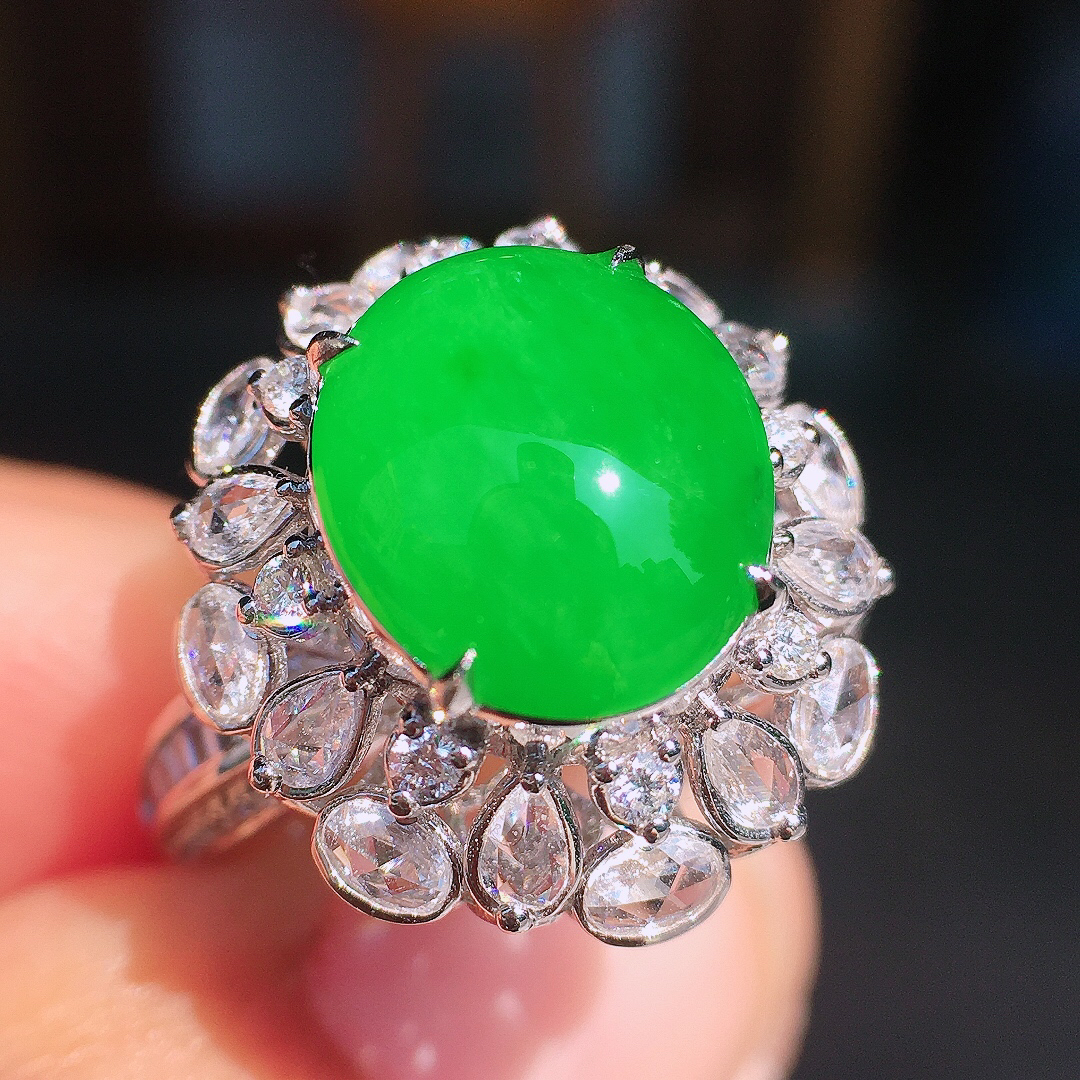 阳绿蛋面戒指，色泽均匀艳丽，玉质细腻，荧光感超
强，饱满圆润，尽显优雅气质，18k
金豪华镶嵌