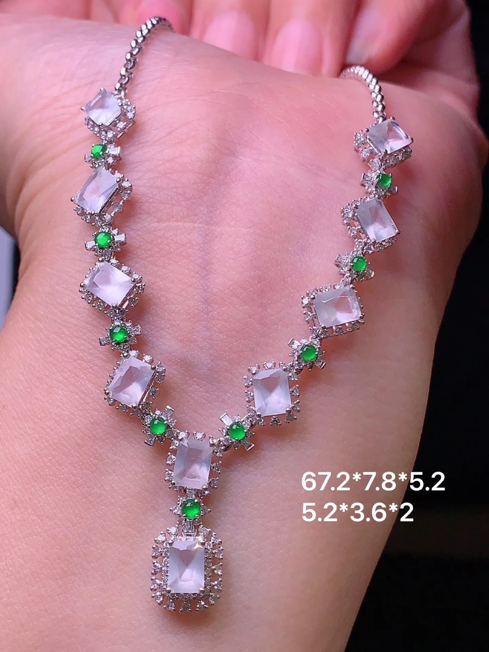 18k金钻镶嵌冰种菱形项链 玉质细腻 色泽艳丽 整体尺寸67.2*7.8*5.2t2