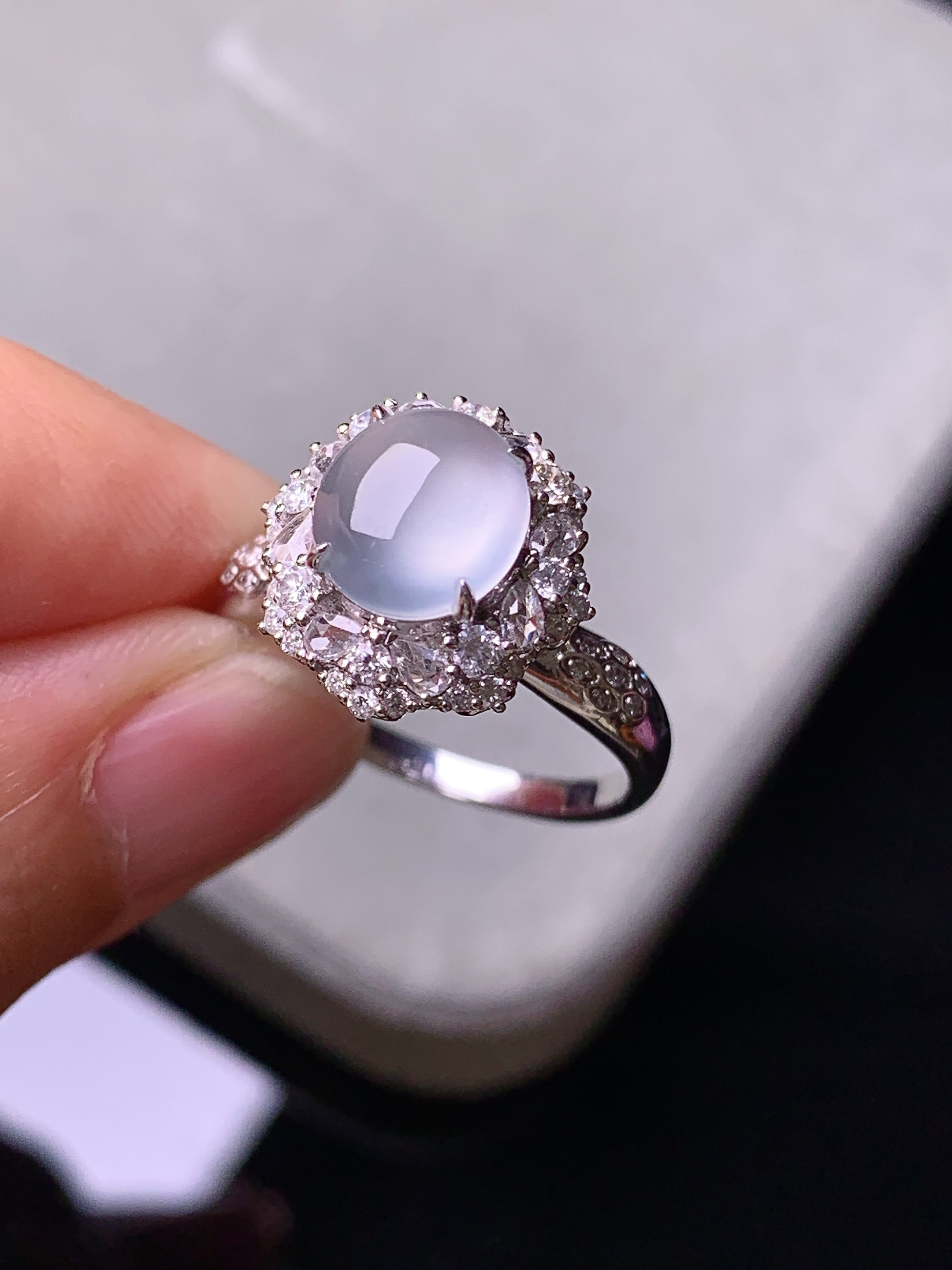 18k金钻镶嵌冰种蛋面戒指 玉质细腻 色泽艳丽 圈口13.5 整体尺寸13.3*13*10.7t1   裸石8.2*7.5*3.2