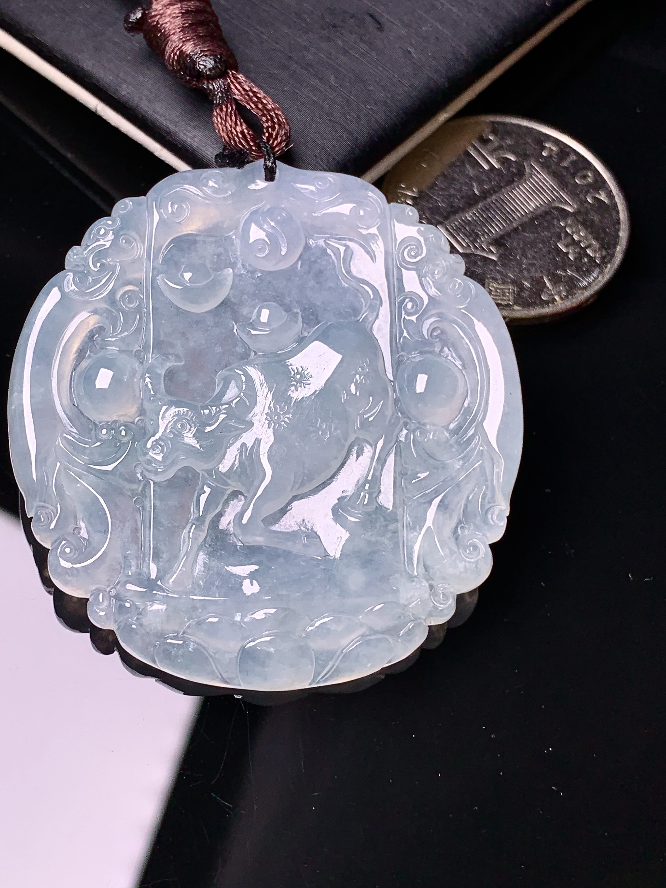 冰种生肖牛吊坠 玉质细腻 色泽艳丽清新 水润亮眼 整体尺寸47*44.2*4.8 b2
