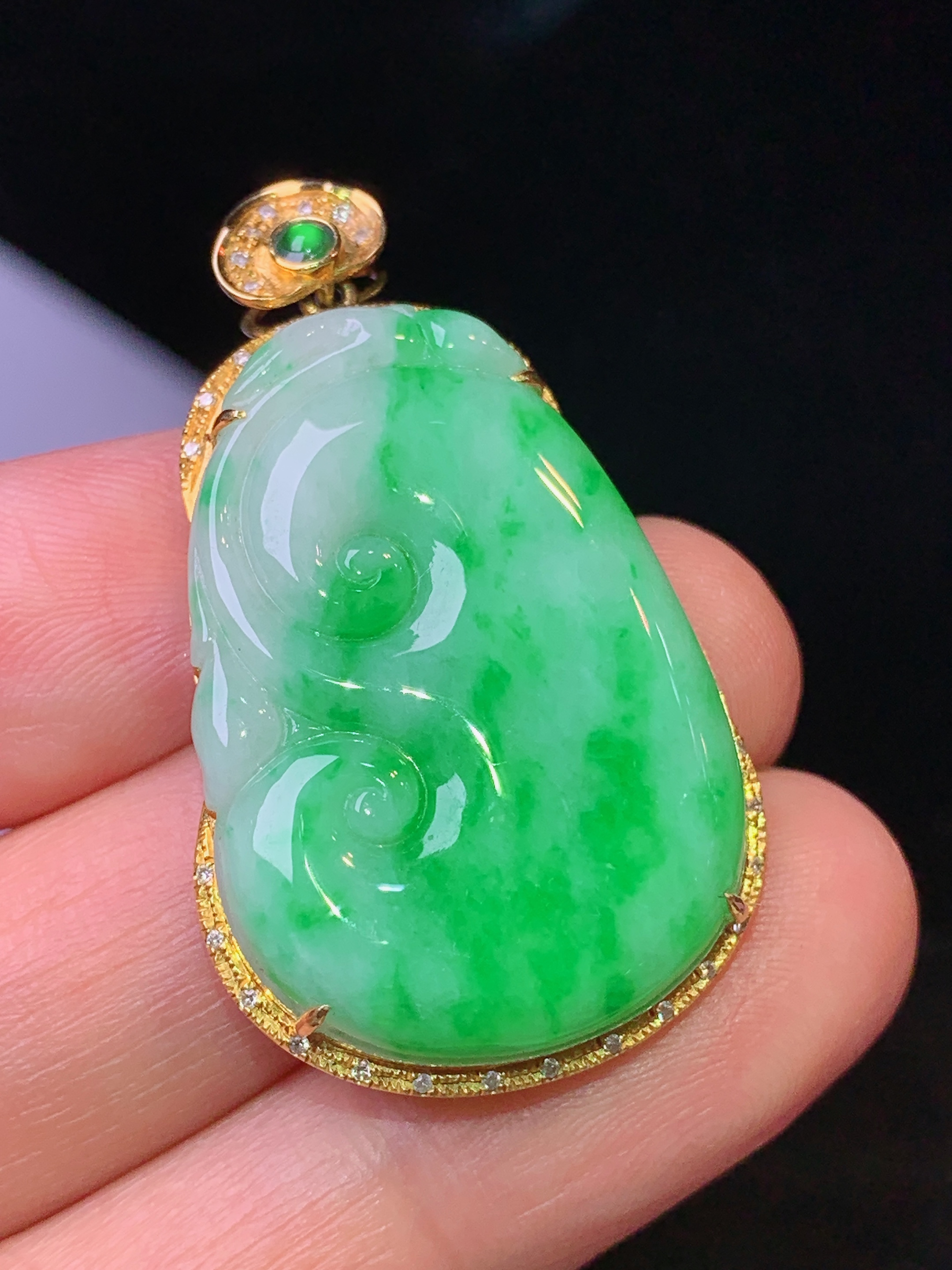18k金钻镶嵌翠绿如意吊坠 玉质细腻 色泽艳丽清新 水润亮眼 整体尺寸38.5*22.5*6j1