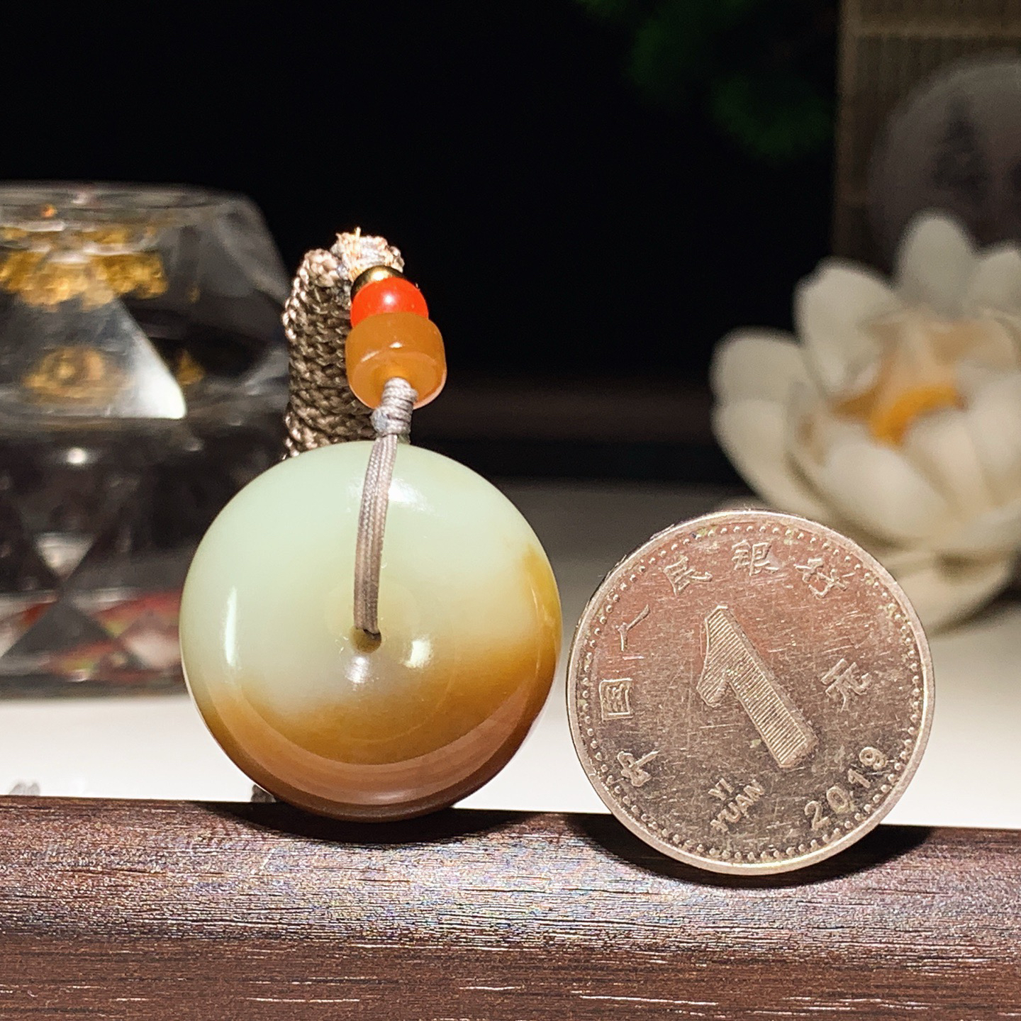 新疆和田玉白且末糖平安扣挂件。尺寸23/10重12.7克。玉质细腻油润。手推出油。佩戴高端典雅。lt260309