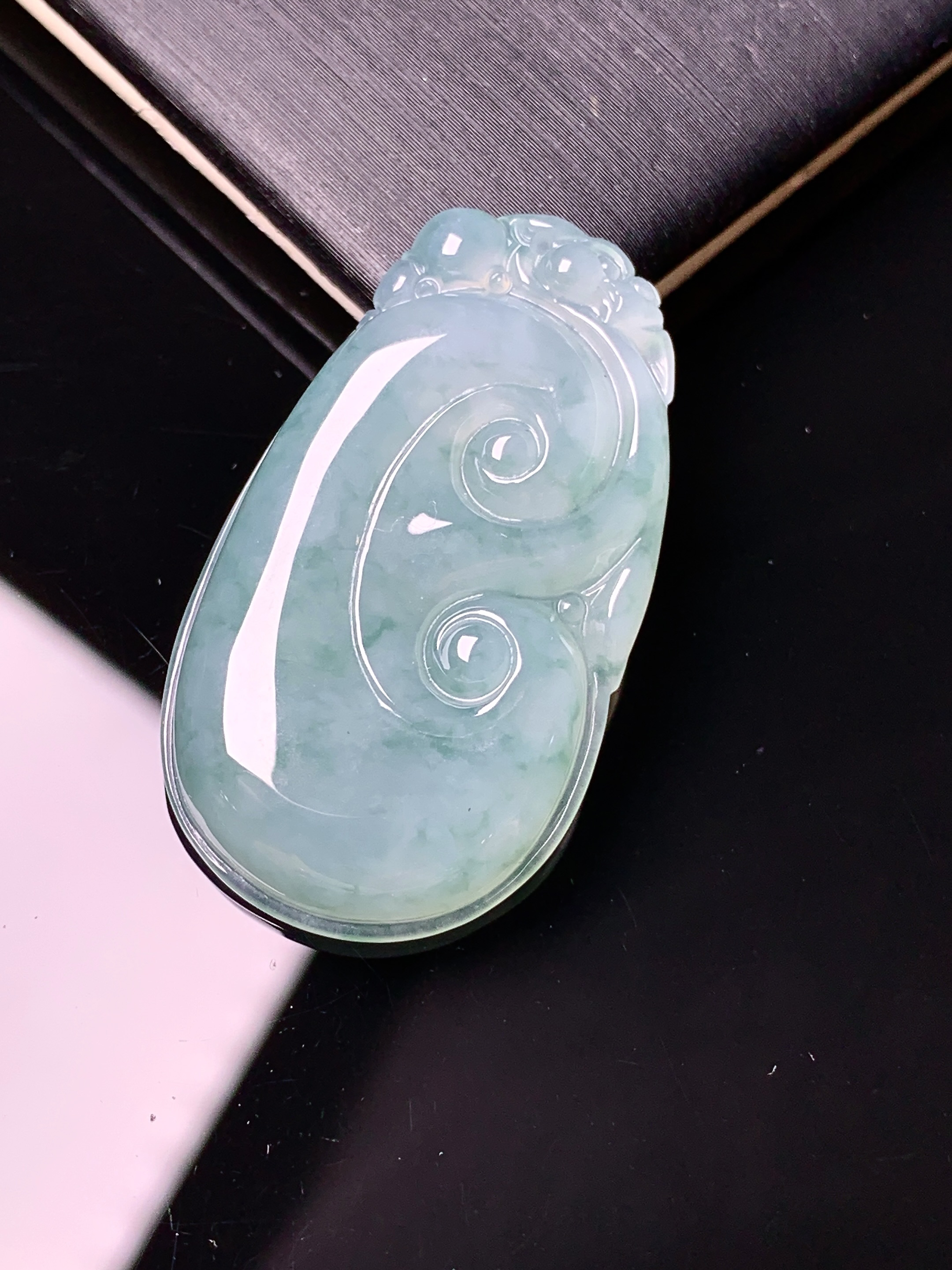 冰种飘绿如意吊坠 玉质细腻 色泽艳丽清新 水润亮眼 整体尺寸35.2*19.8*5.2d1