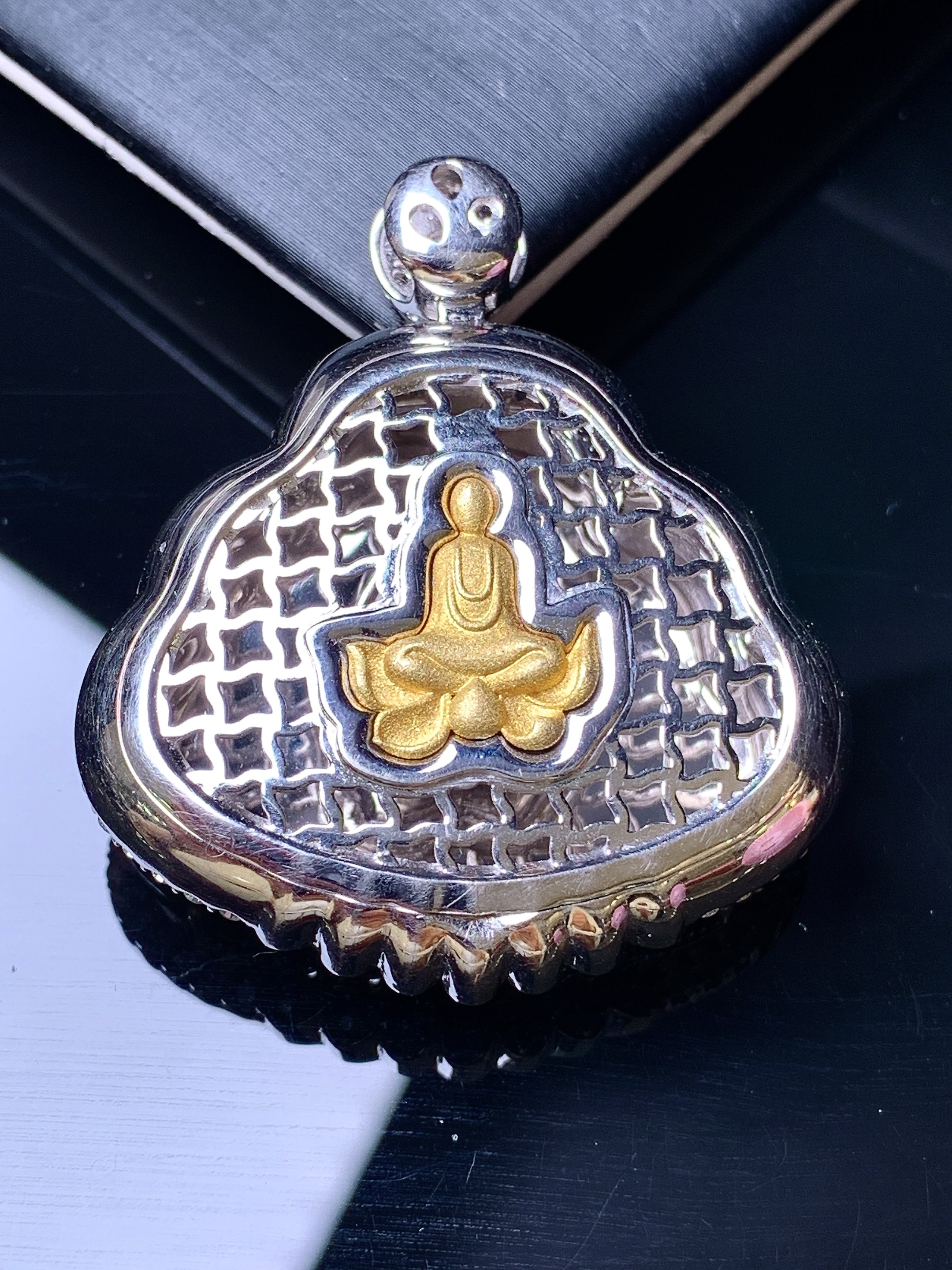 18k金钻镶嵌翠绿佛公吊坠 玉质细腻 色泽艳丽 整体尺寸42.7*37.6*13t3