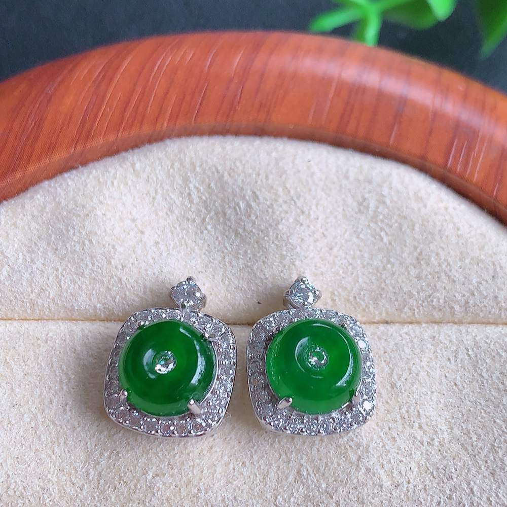 冰透满绿翡翠耳坠，自然光实拍，翠色灵动，颜色漂亮，种老水足，品相佳，佩戴佳品！W481.9  取一尺寸：13.8-10.8-6mm  裸石尺寸：7.8mm