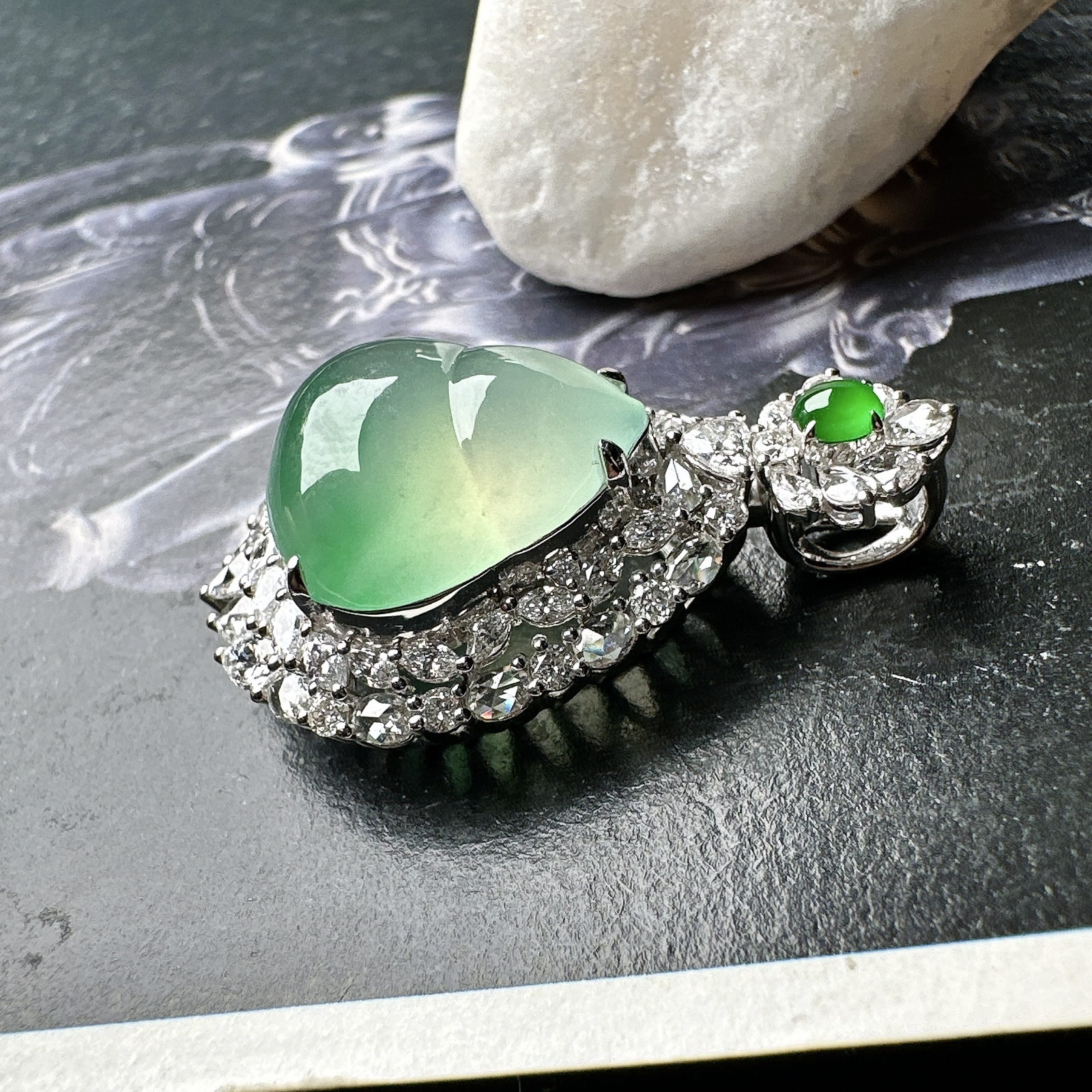 【冰种飘绿葫芦吊坠】质地细腻清爽，荧光感强烈，起刚光强烈，18K金钻镶嵌，裸石尺寸15.5*14.1*6.6毫米