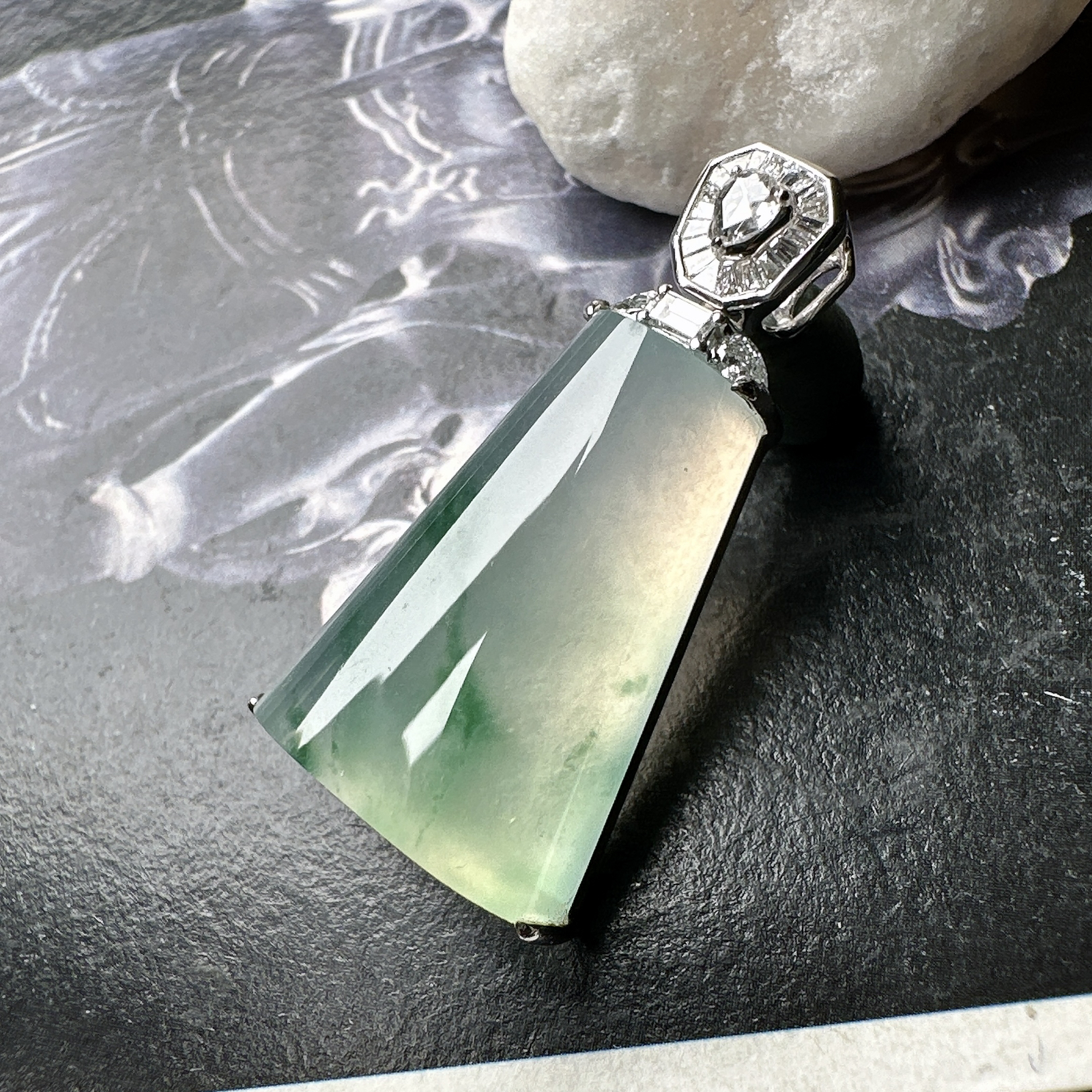 【冰种飘花无事柱】精品，种水上乘，通透闪亮，晶莹剔透。18K金钻镶嵌，裸石尺寸19.8*14.7*7.2毫米