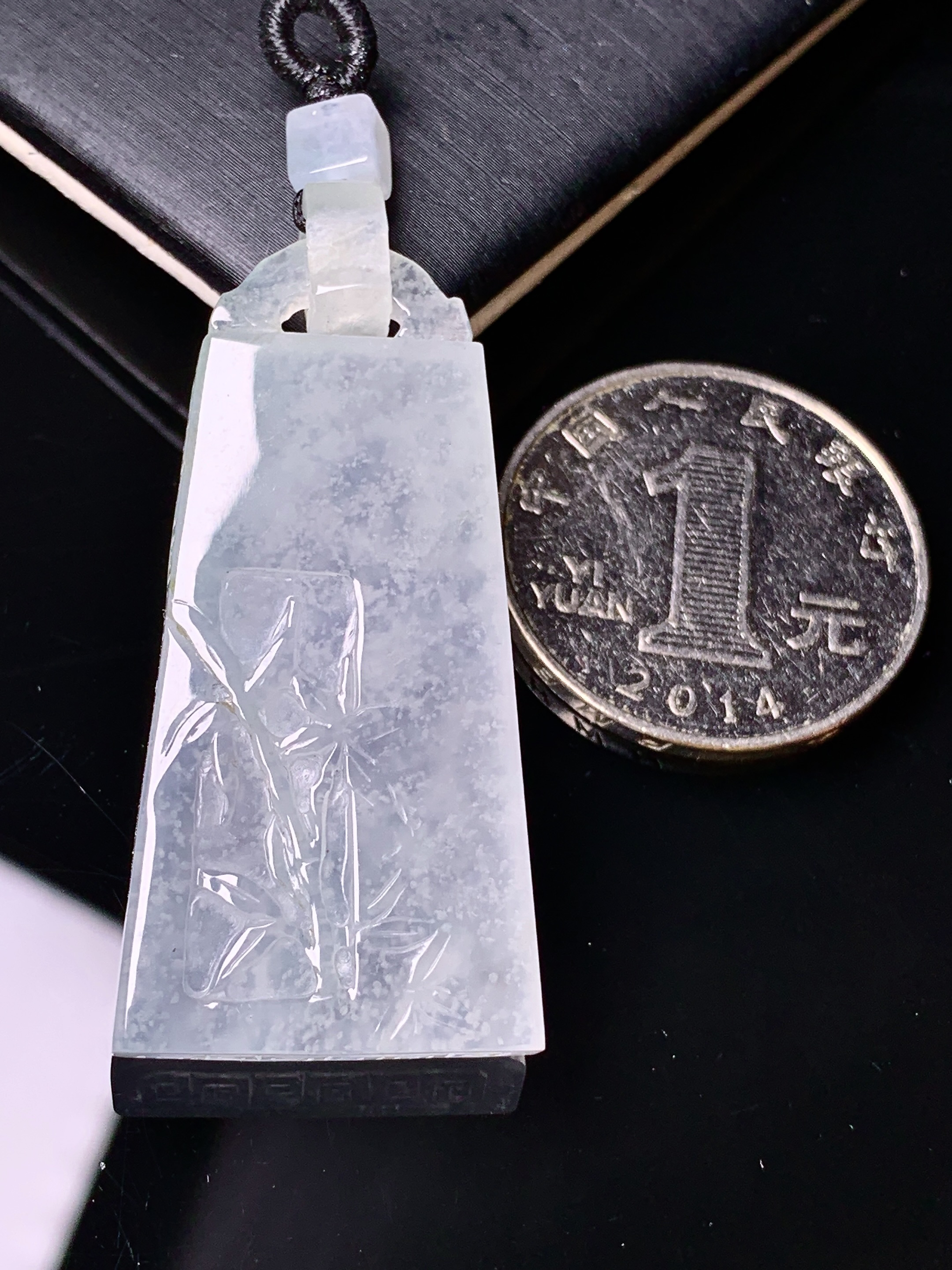 冰种竹节牌吊坠 玉质细腻 色泽艳丽清新 水润亮眼 整体尺寸42*20.8*5.8j1