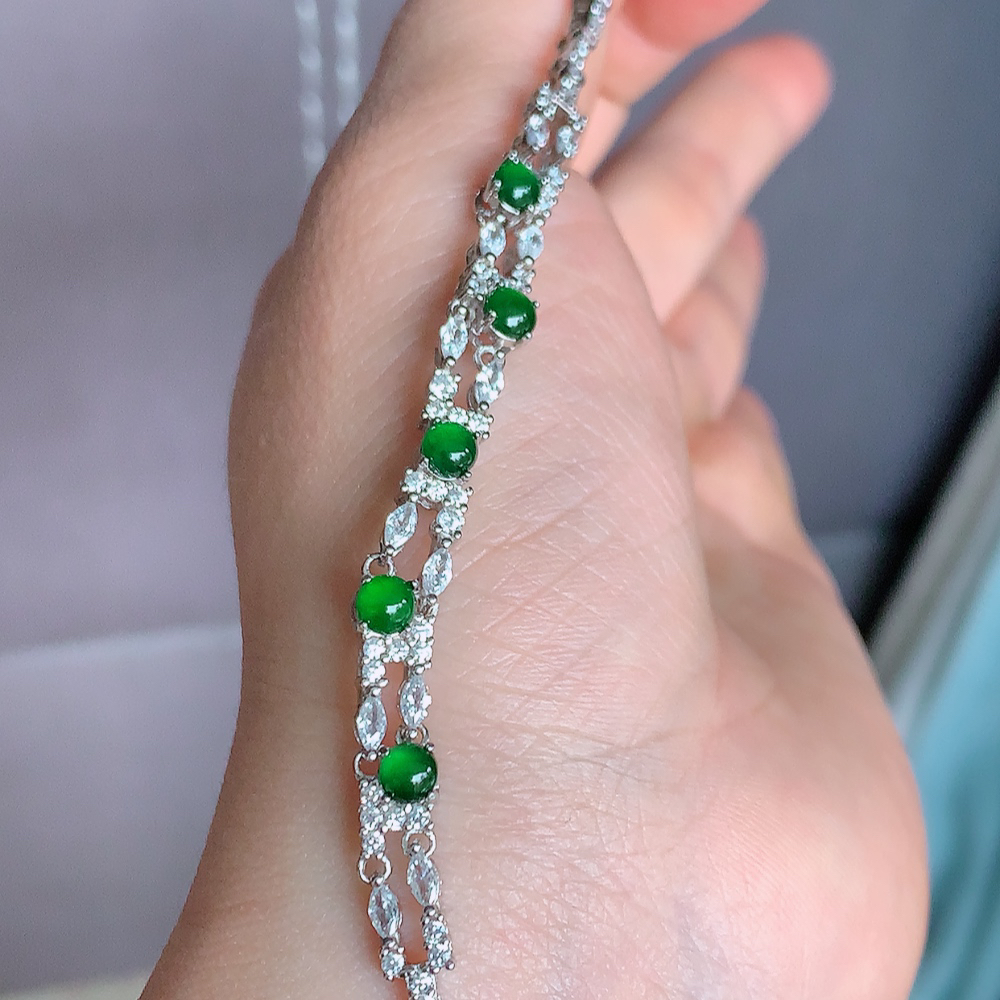 冰润翡翠满绿蛋面手链，水水润润，珠圆玉润，颜色鲜艳，妙明清净，清秀高雅，佩戴效果优雅迷人！性价比超值