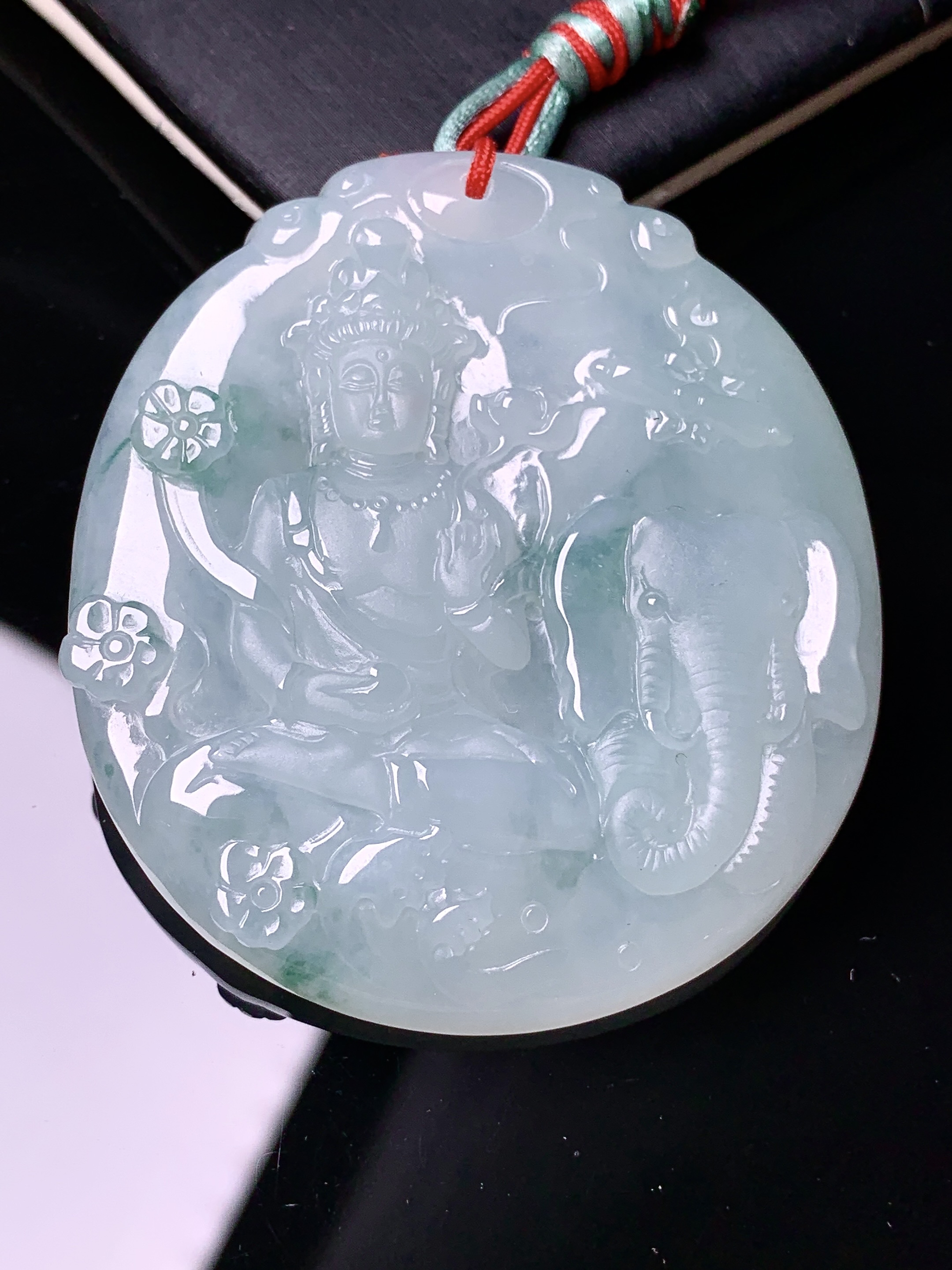 飘绿普贤菩萨吊坠 玉质细腻 色泽艳丽清新 水润亮眼 整体尺寸51.3*46.5*5.5b2