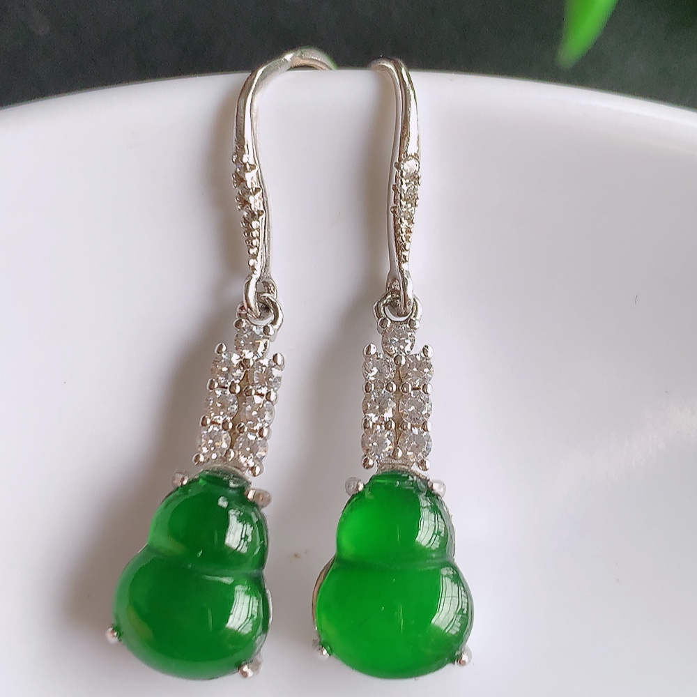 冰透满绿翡翠葫芦耳坠，自然光实拍，翠色灵动，颜色漂亮，种老水足，品相佳，佩戴佳品！W481.9  取
