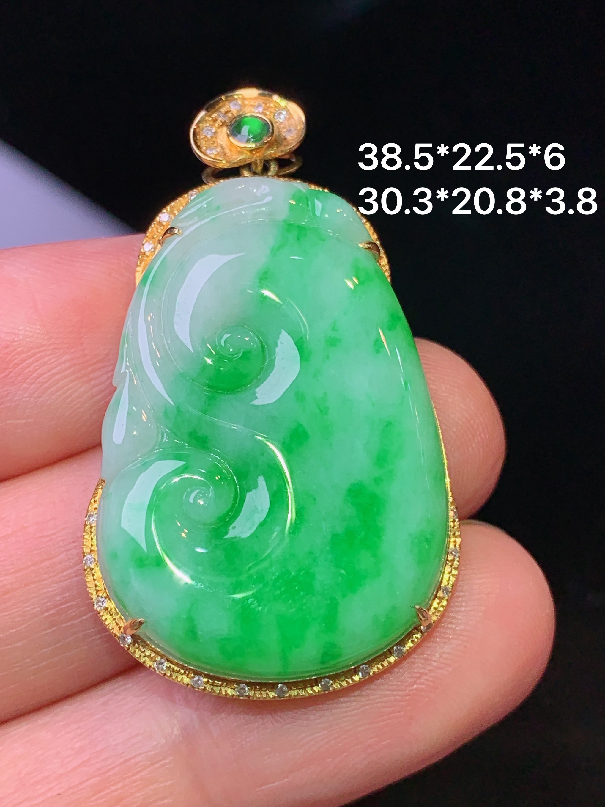 18k金钻镶嵌翠绿如意吊坠 玉质细腻 色泽艳丽清新 水润亮眼 整体尺寸38.5*22.5*6j1