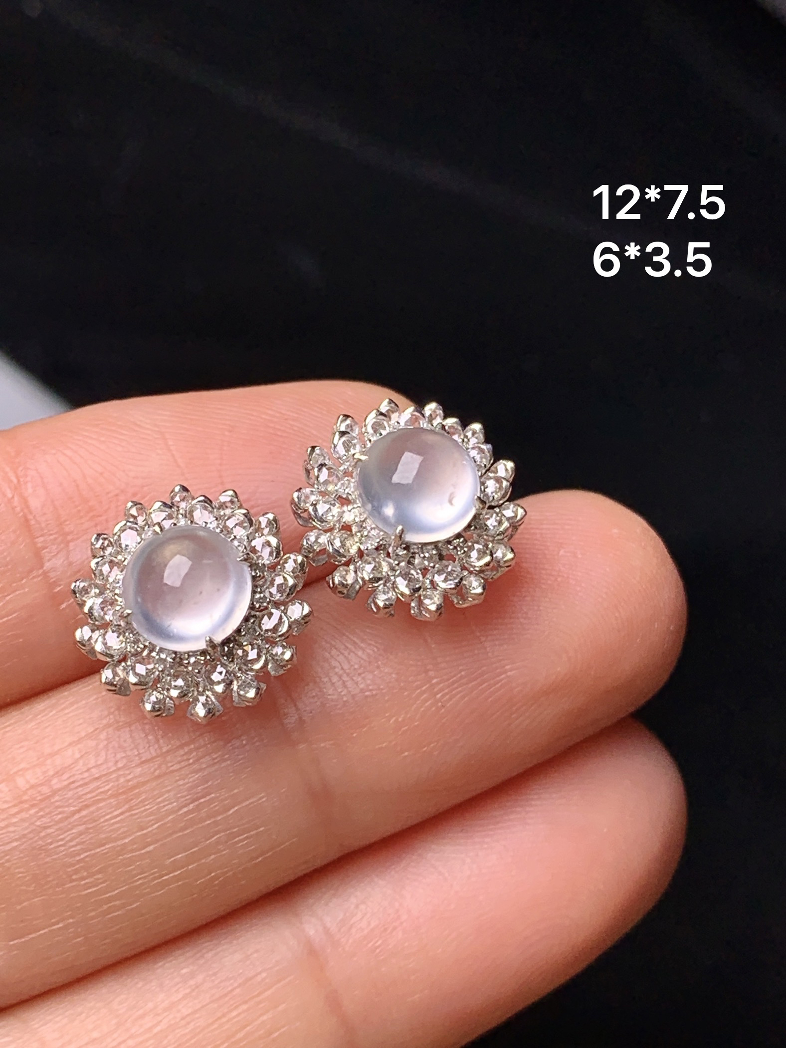 18k金钻镶嵌冰种蛋面耳钉 玉质细腻 色泽艳丽 整体尺寸12*7.5 T1