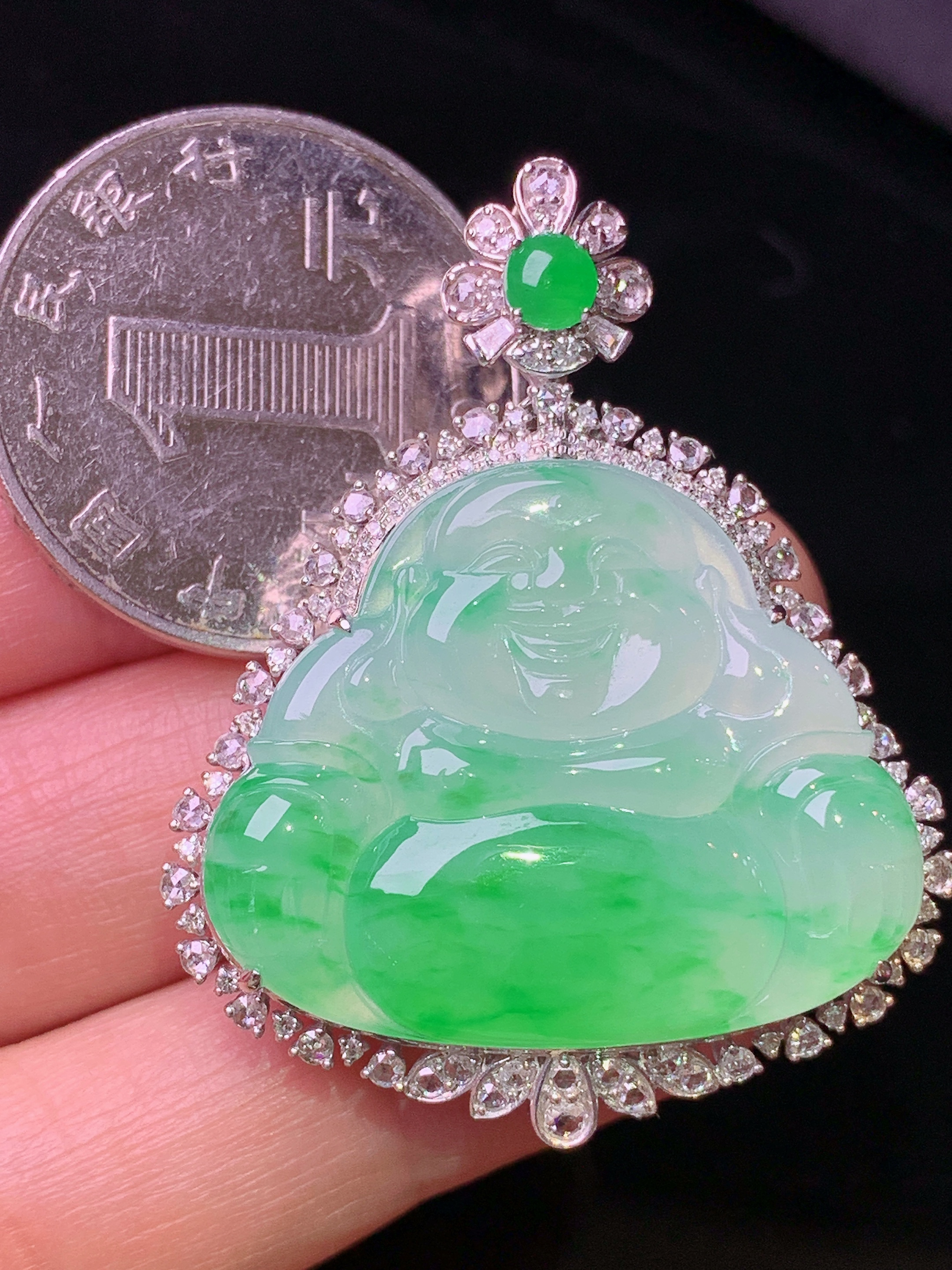 18k金钻镶嵌翠绿佛公吊坠 玉质细腻 色泽艳丽 整体尺寸41*33.2*11.8x2