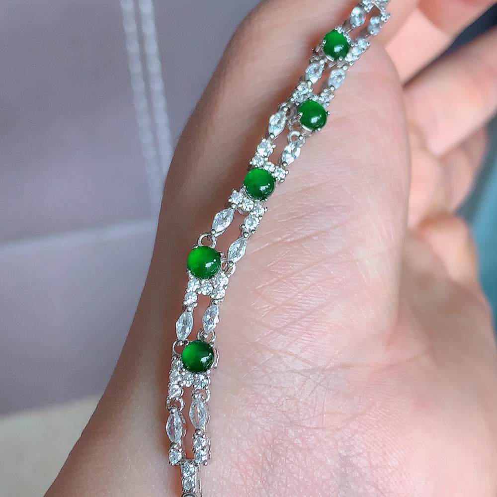 冰润翡翠满绿蛋面手链，水水润润，珠圆玉润，颜色鲜艳，妙明清净，清秀高雅，佩戴效果优雅迷人！性价比超值 W481.9  整体尺寸：84.5-5.8-5mm  取一裸石尺寸：4mm