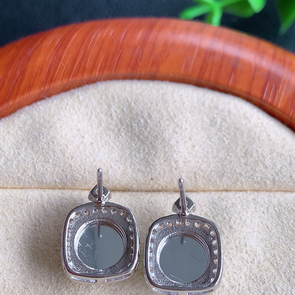 冰透满绿翡翠耳坠，自然光实拍，翠色灵动，颜色漂亮，种老水足，品相佳，佩戴佳品！W481.9  取一尺寸：13.8-10.8-6mm  裸石尺寸：7.8mm