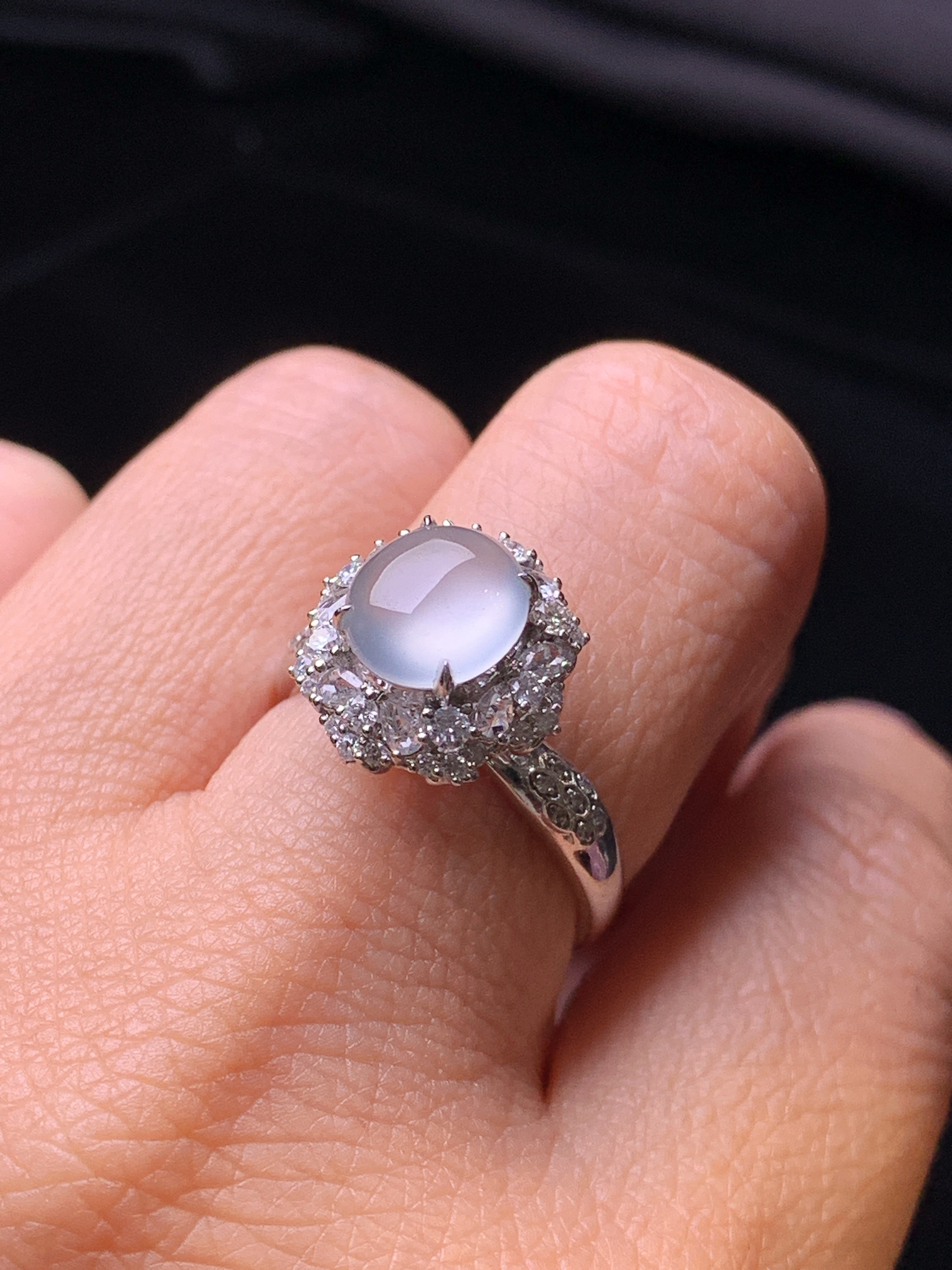 18k金钻镶嵌冰种蛋面戒指 玉质细腻 色泽艳丽 圈口13.5 整体尺寸13.3*13*10.7t1   裸石8.2*7.5*3.2