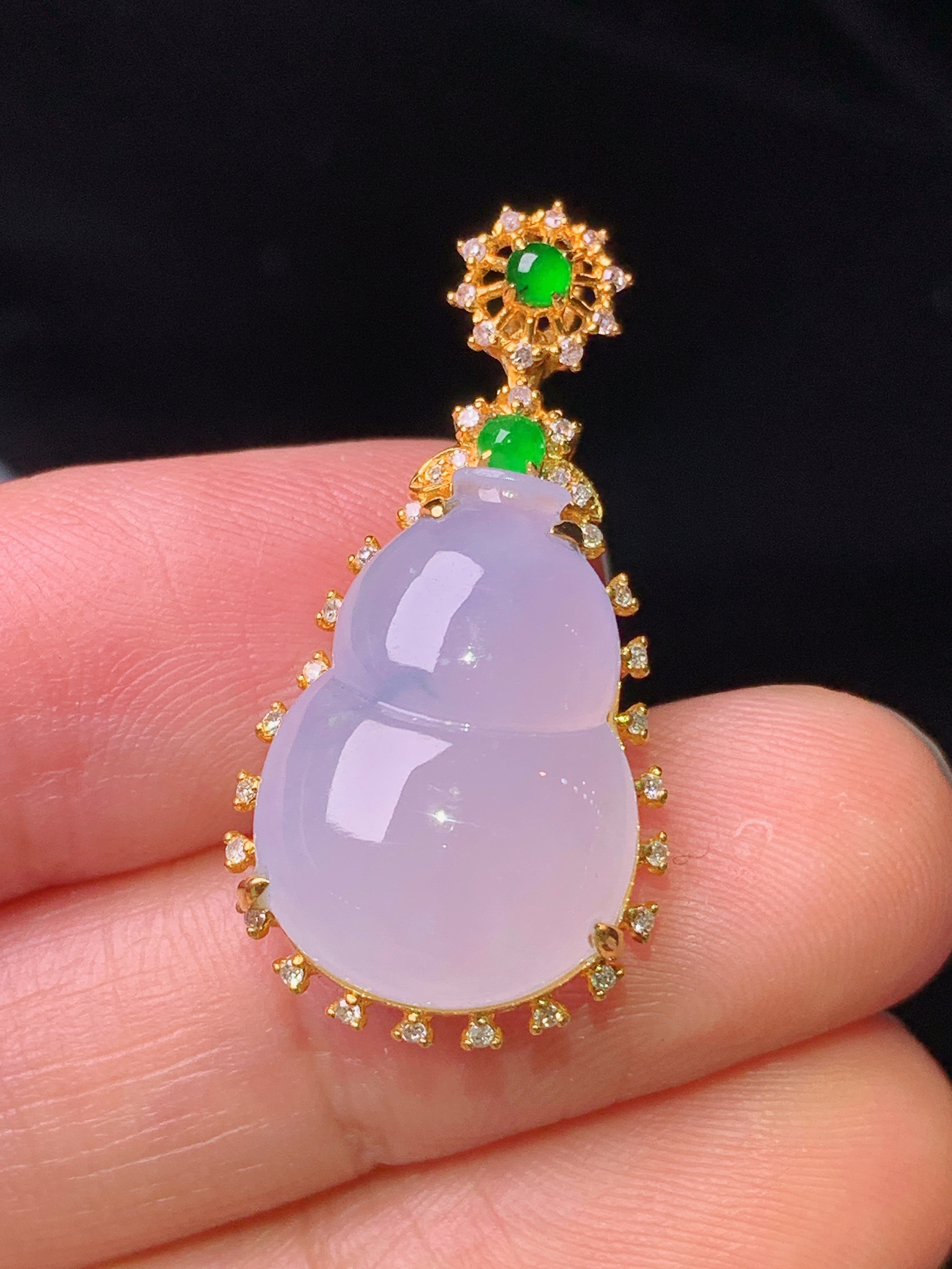 18k金钻镶嵌淡紫罗兰葫芦吊坠 玉质细腻 色泽艳丽 整体尺寸29.2*14.8*7.3x2